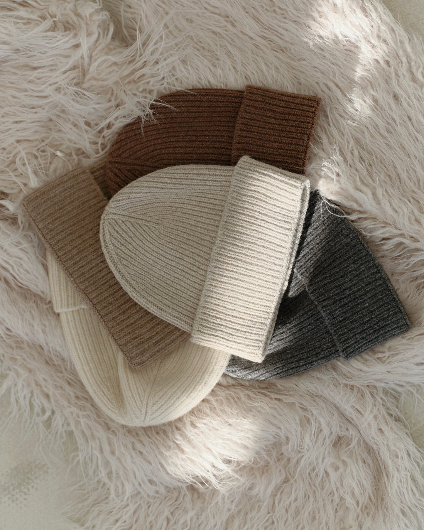 Beanie hat in deep-grey cashmere