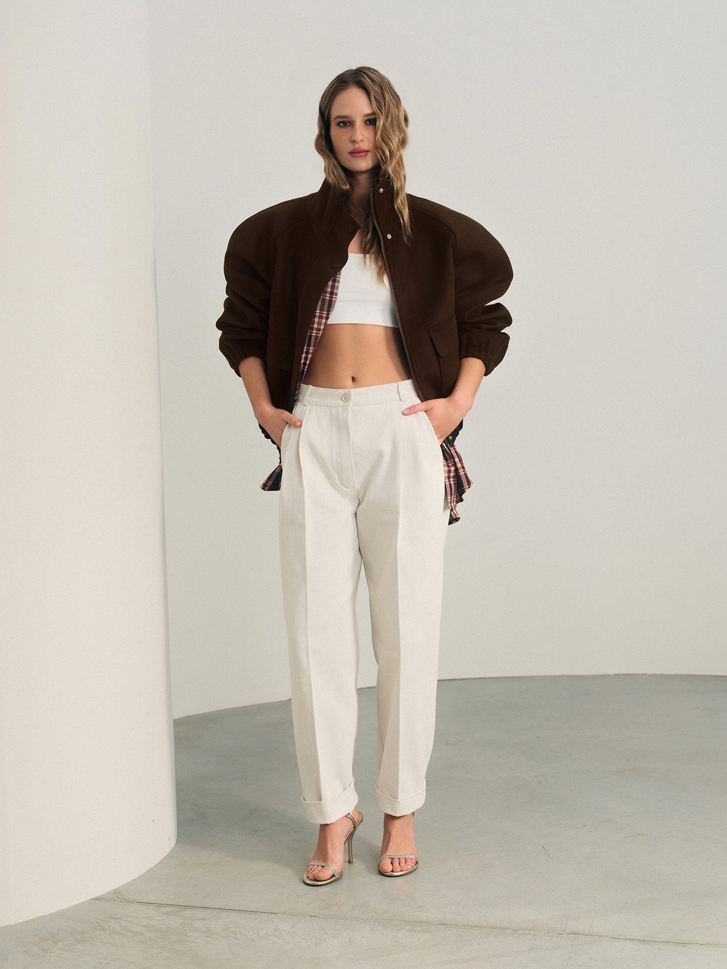 High waist banana pants with hem details in ivory white cotton