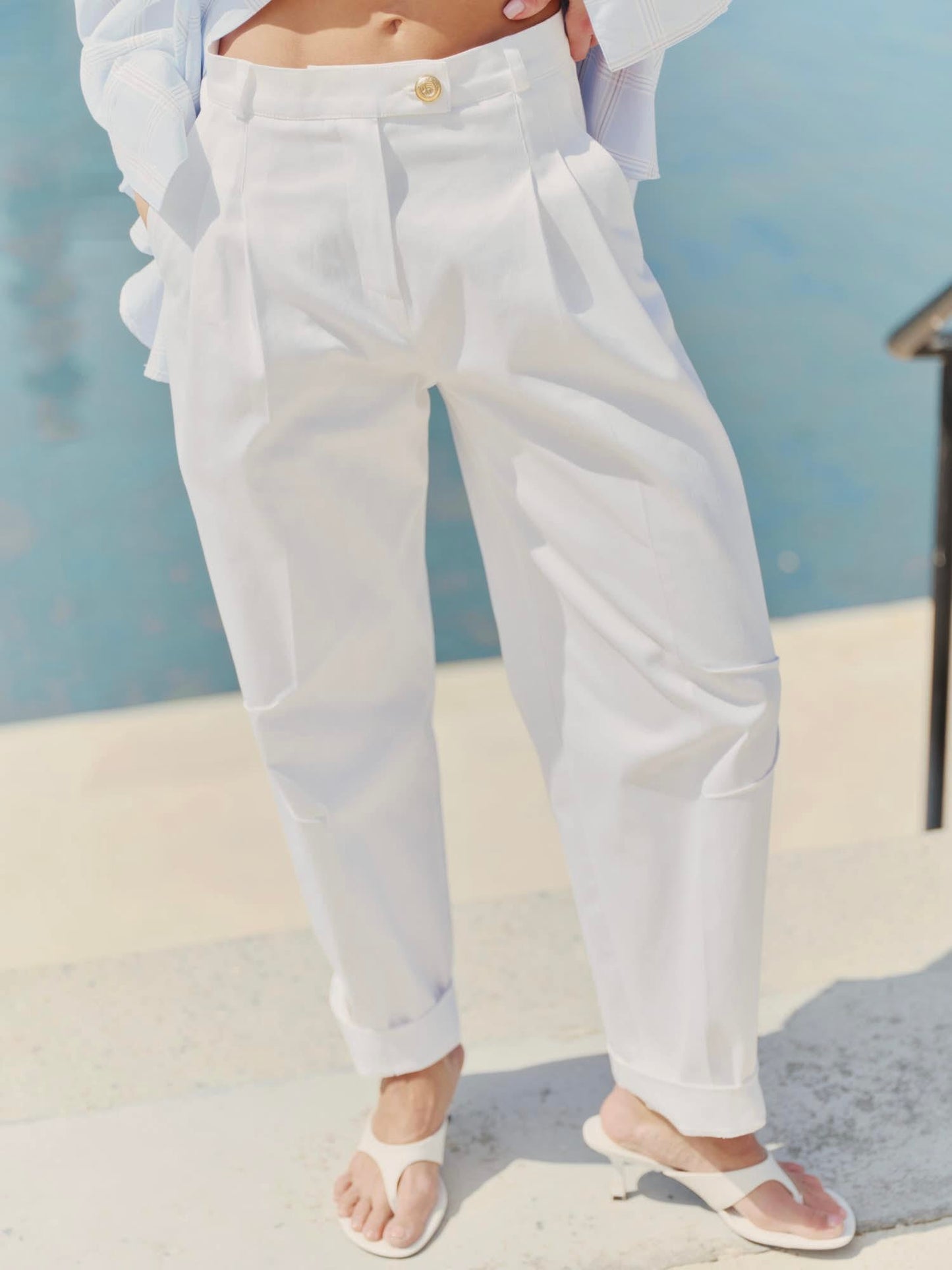 High waist banana pants with accent details in white cotton