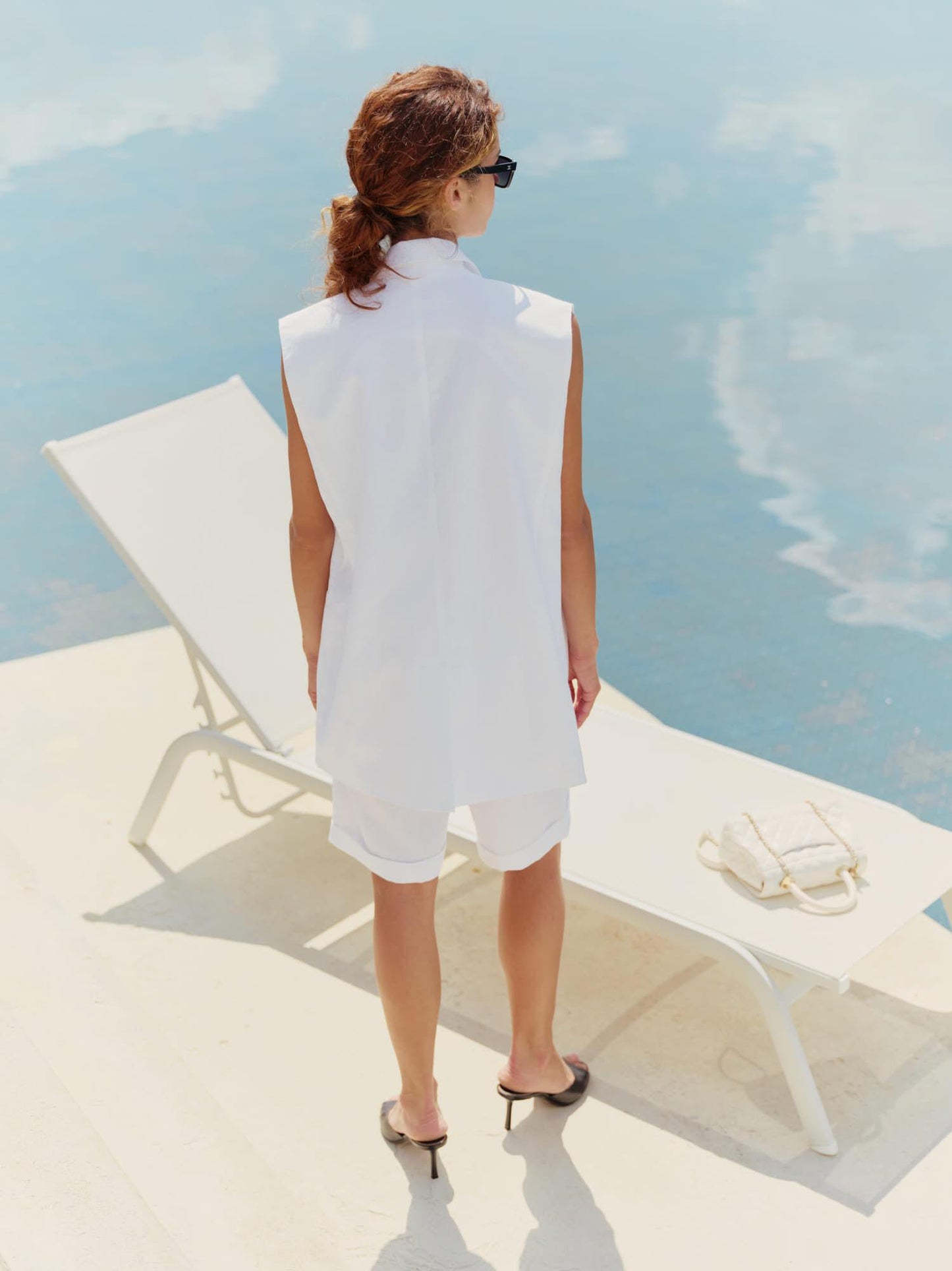 Loose fit sleeveless jacket in white cotton