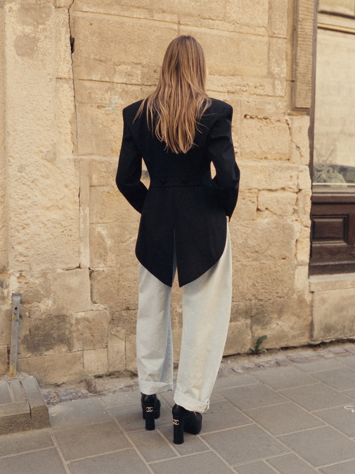 Cropped fitted tailcoat in black
