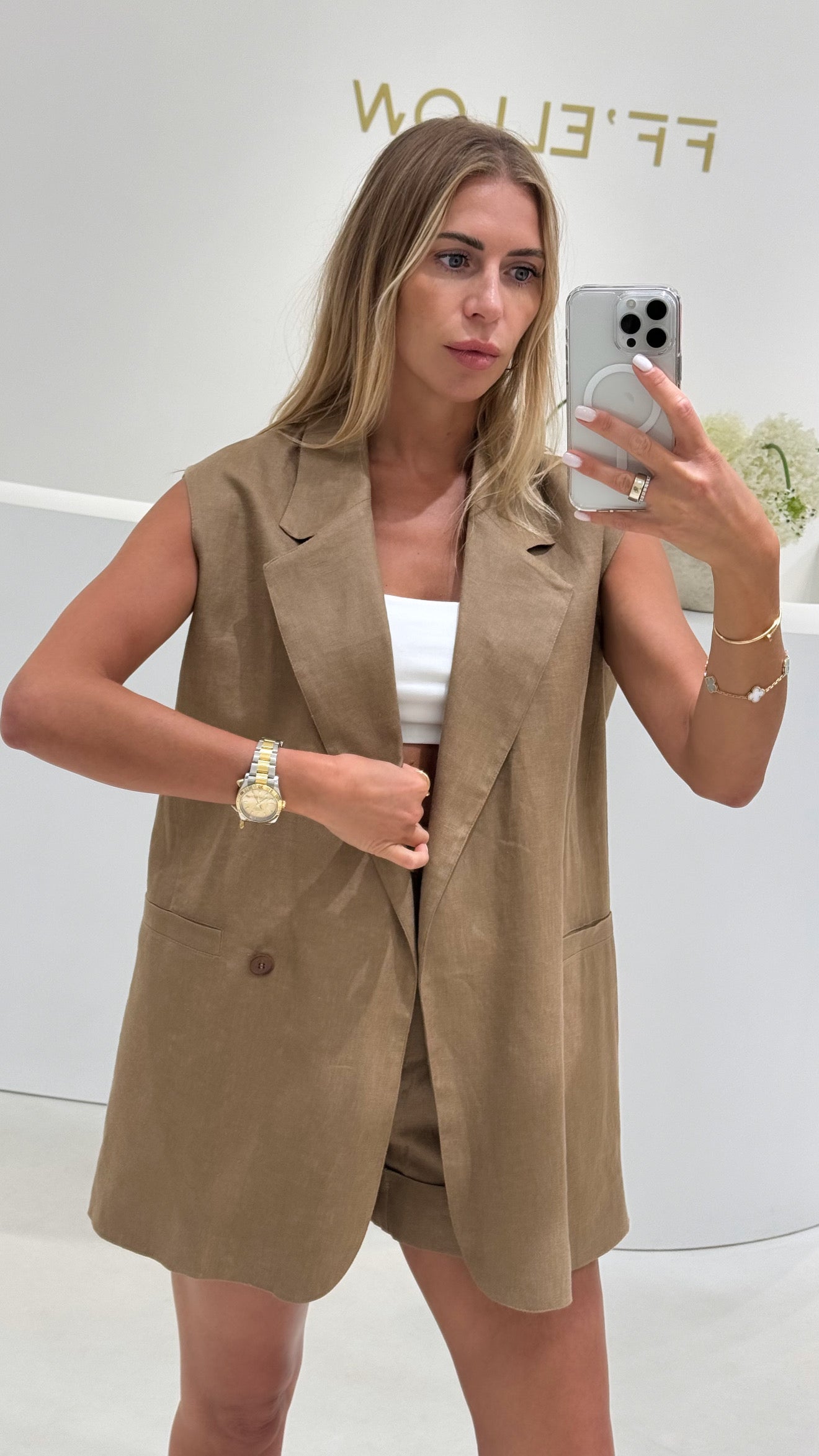 Two-piece sleeveless jacket with shorts in caramel linen