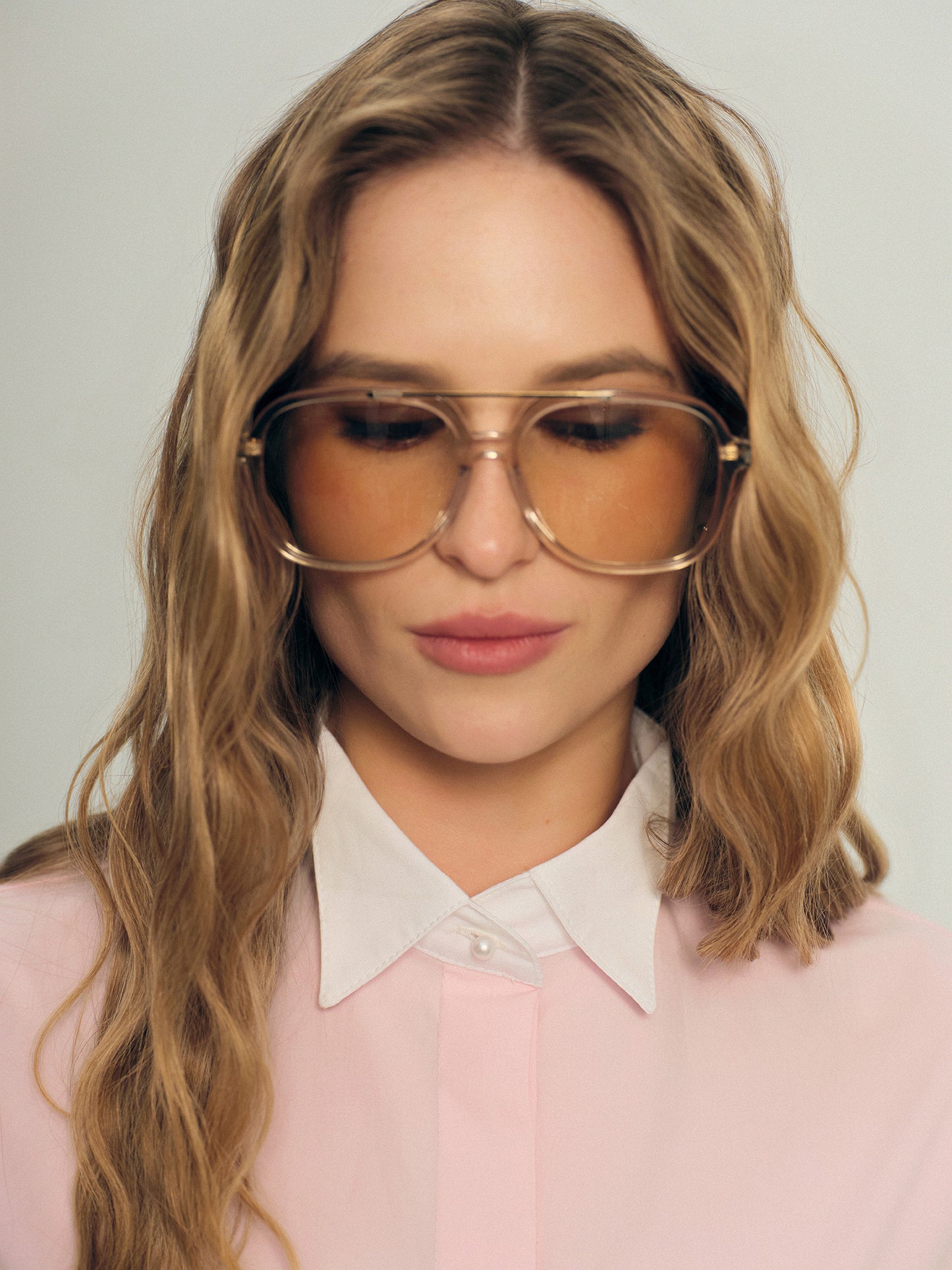 Classic fit shirt with accented white collar and buttoned cuffs in pale pink cotton