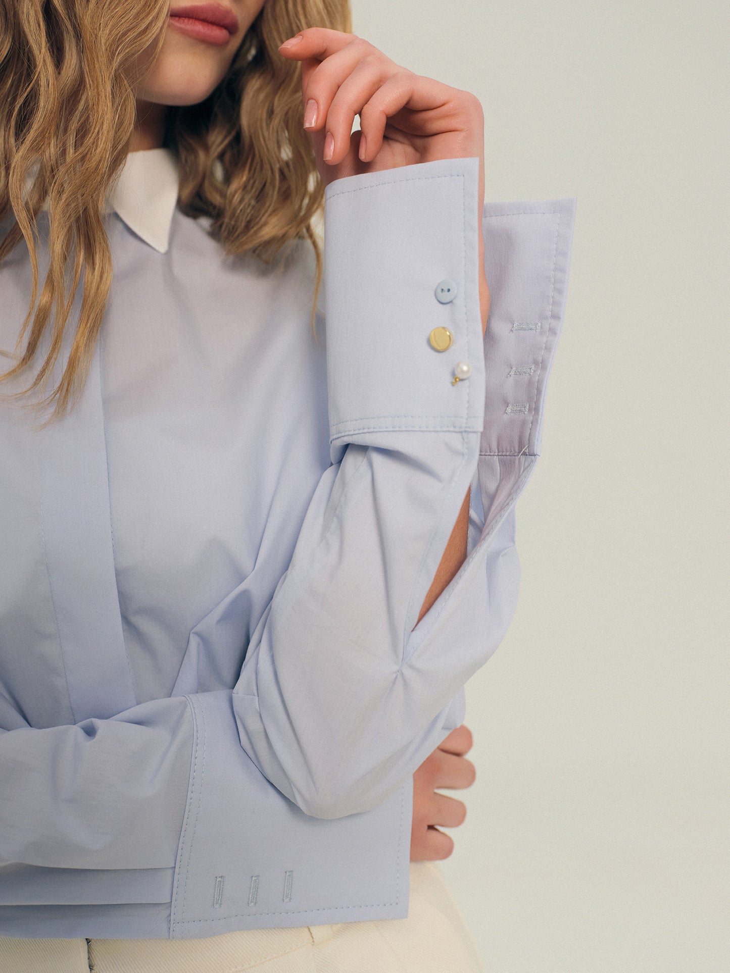 Regular fit shirt with accented white collar and buttoned cuffs in ice blue cotton
