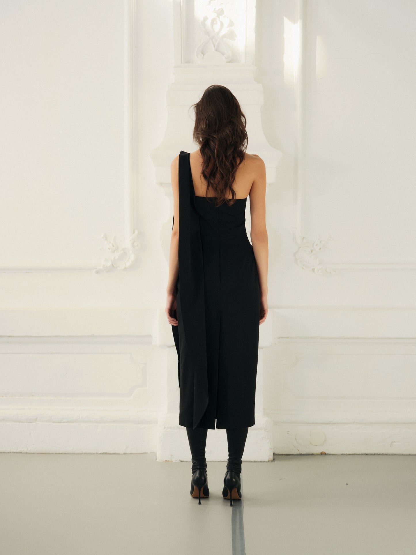 Bandeau-style midi dress with asymmetric overlay shoulder detail