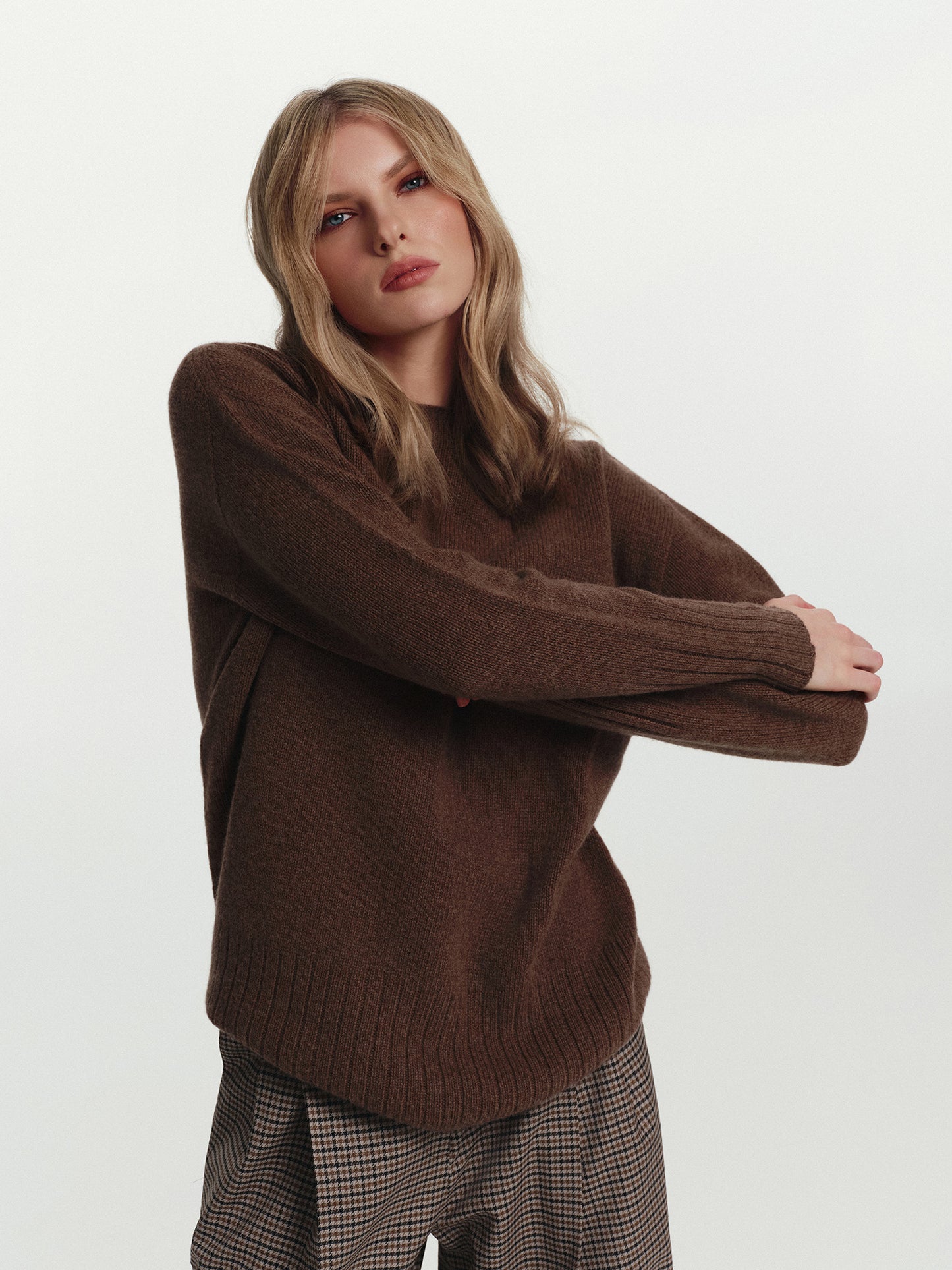Crewneck contemporary fit cashmere sweater in tobacco