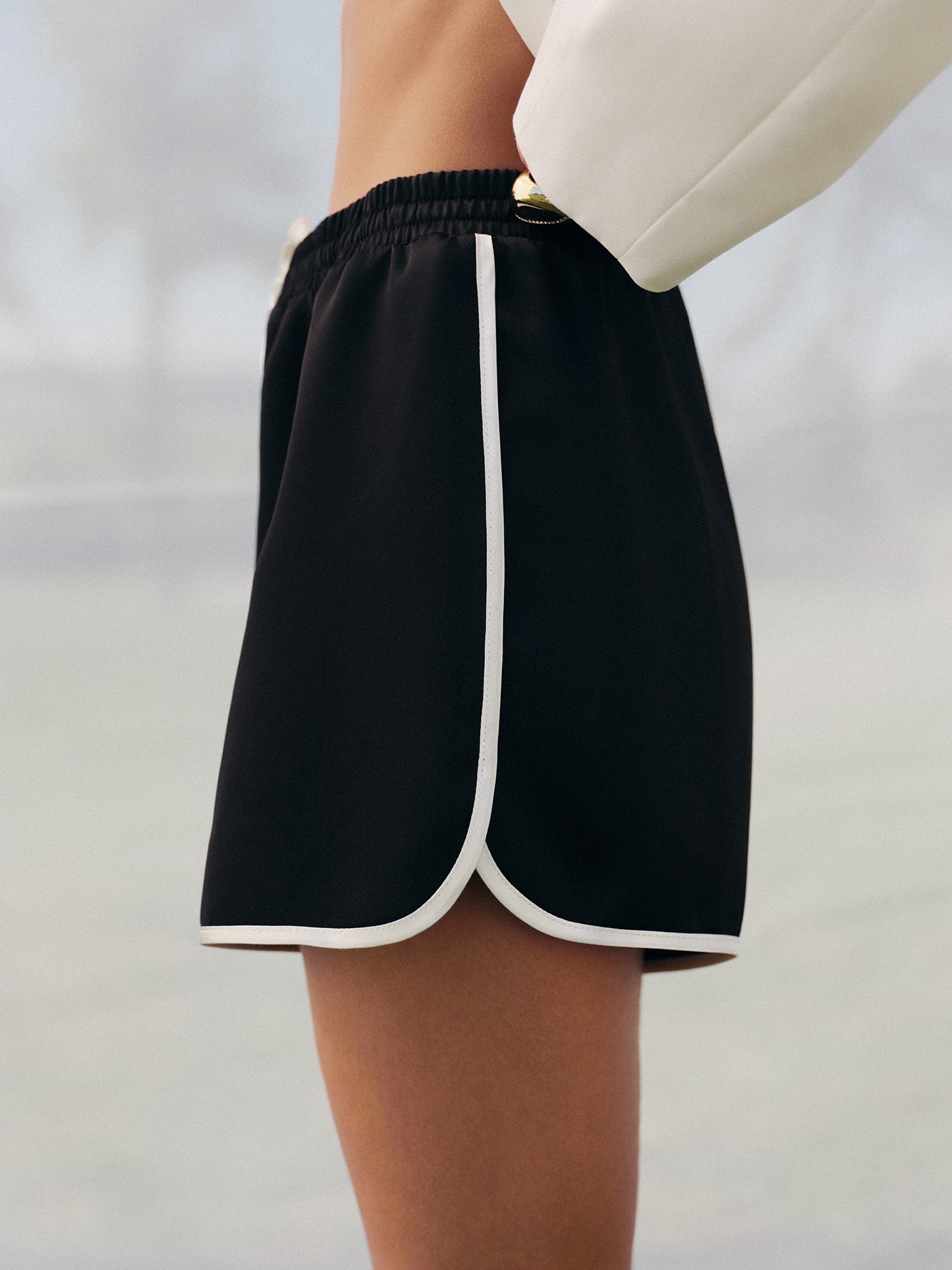 Retro curved contrasted trim viscose shorts