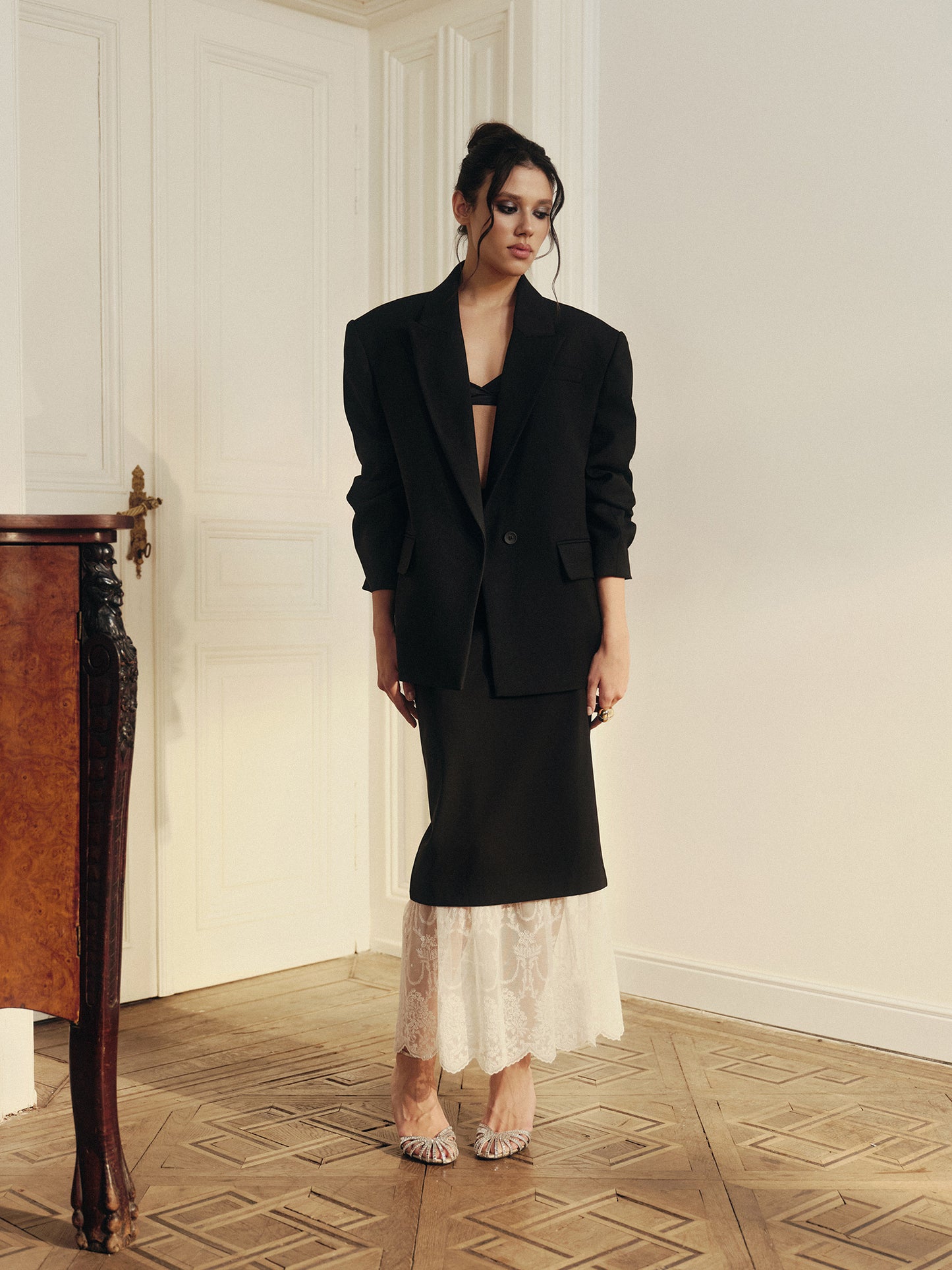 Slim fit wool skirt with accent lace trim