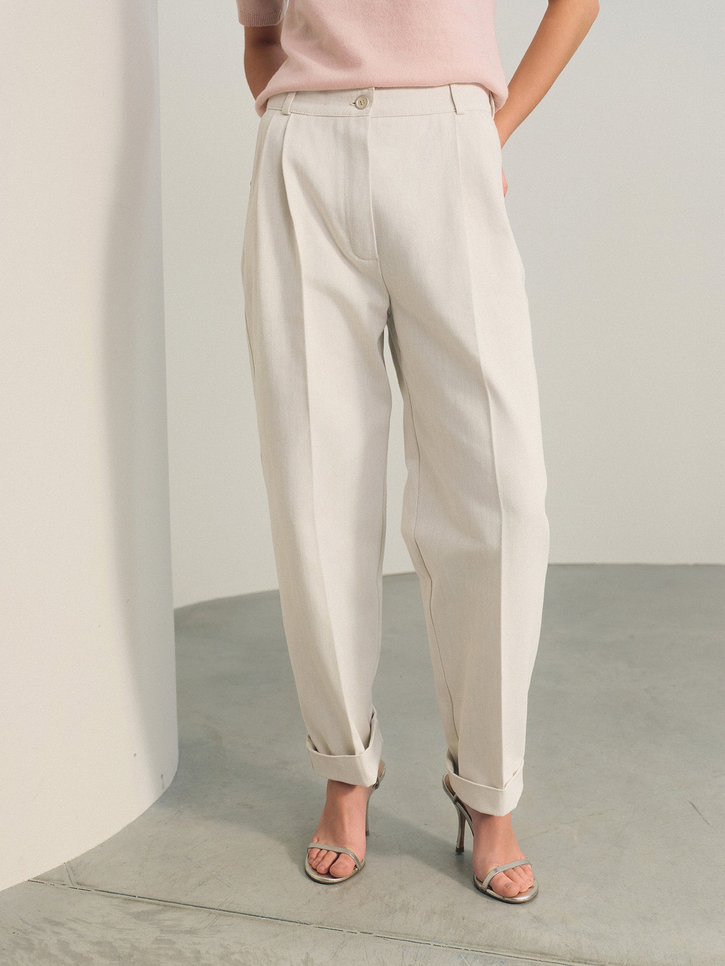 High waist banana pants with hem details in ivory white cotton