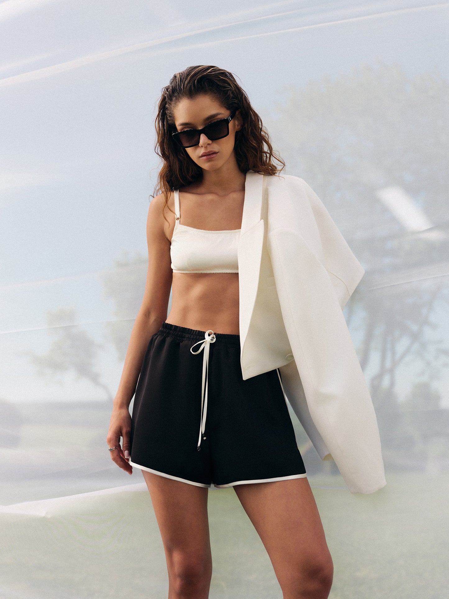 Retro curved contrasted trim viscose shorts