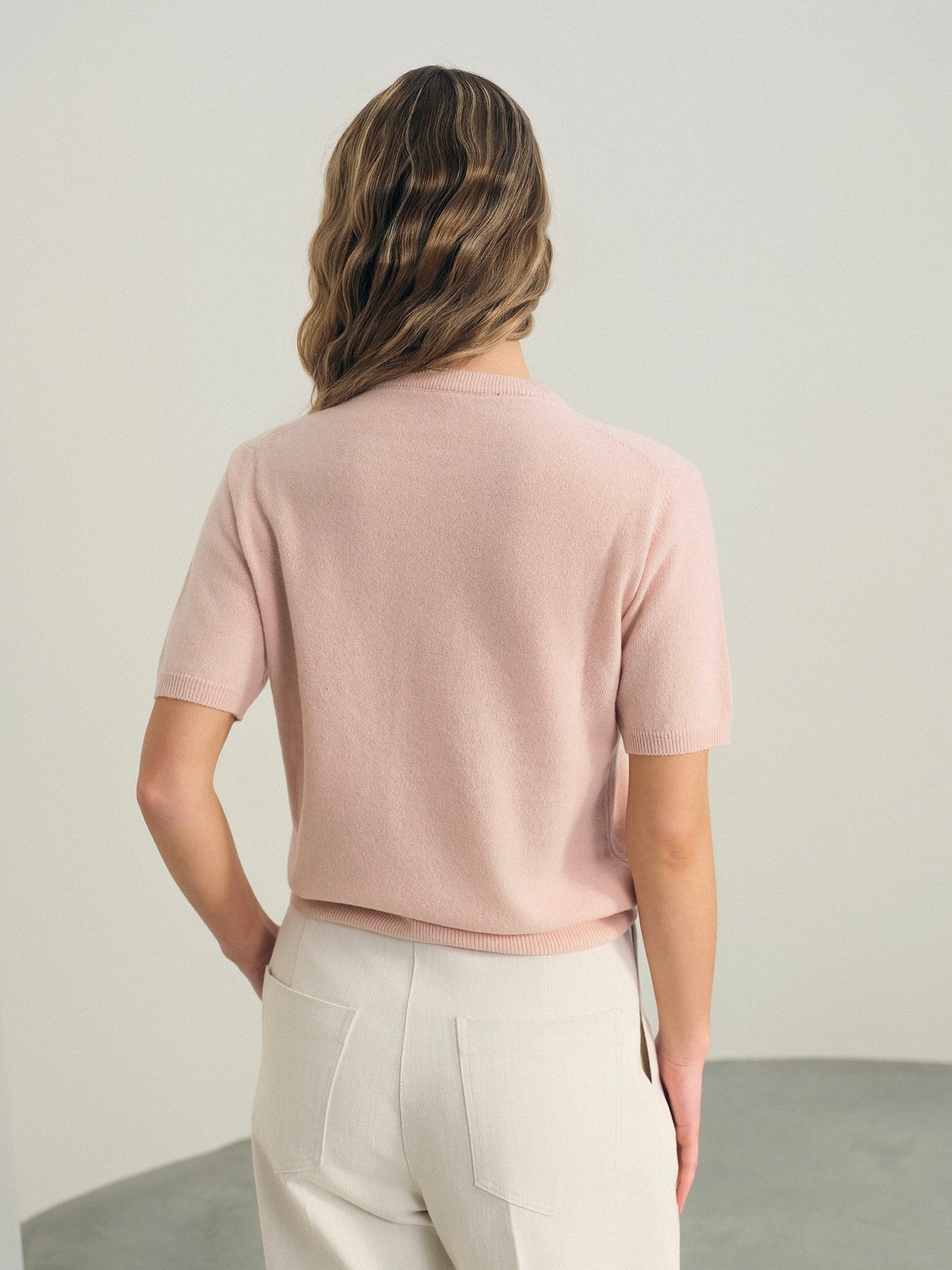 Cashmere short-sleeve knit top in pink powder