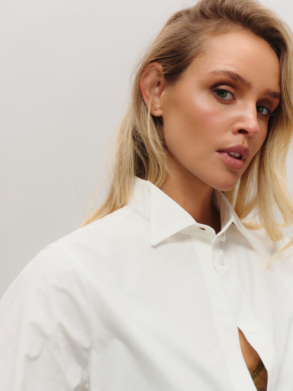 Classic  shirt with accent pearl button in premium white cotton