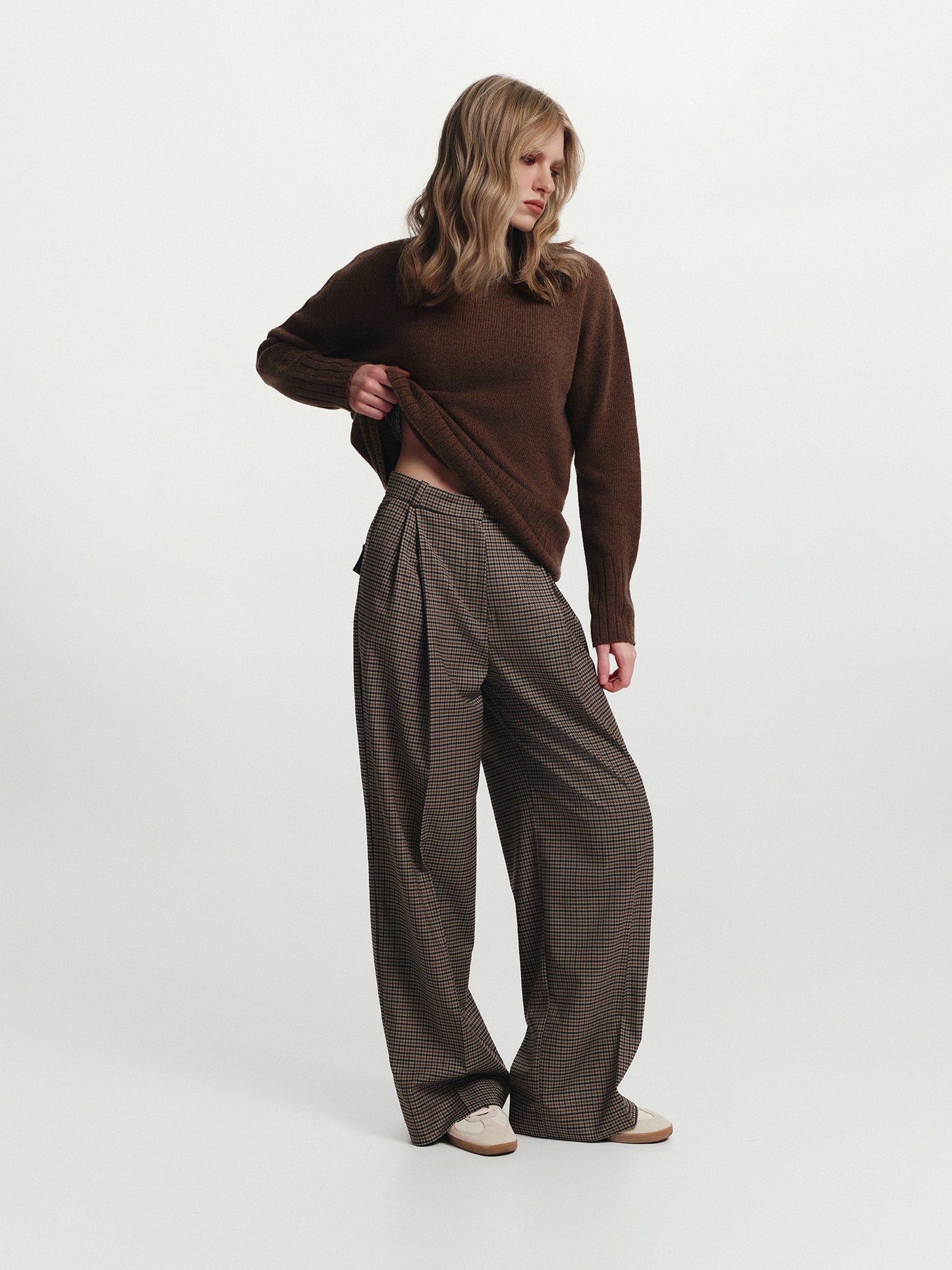 Crewneck contemporary fit cashmere sweater in tobacco