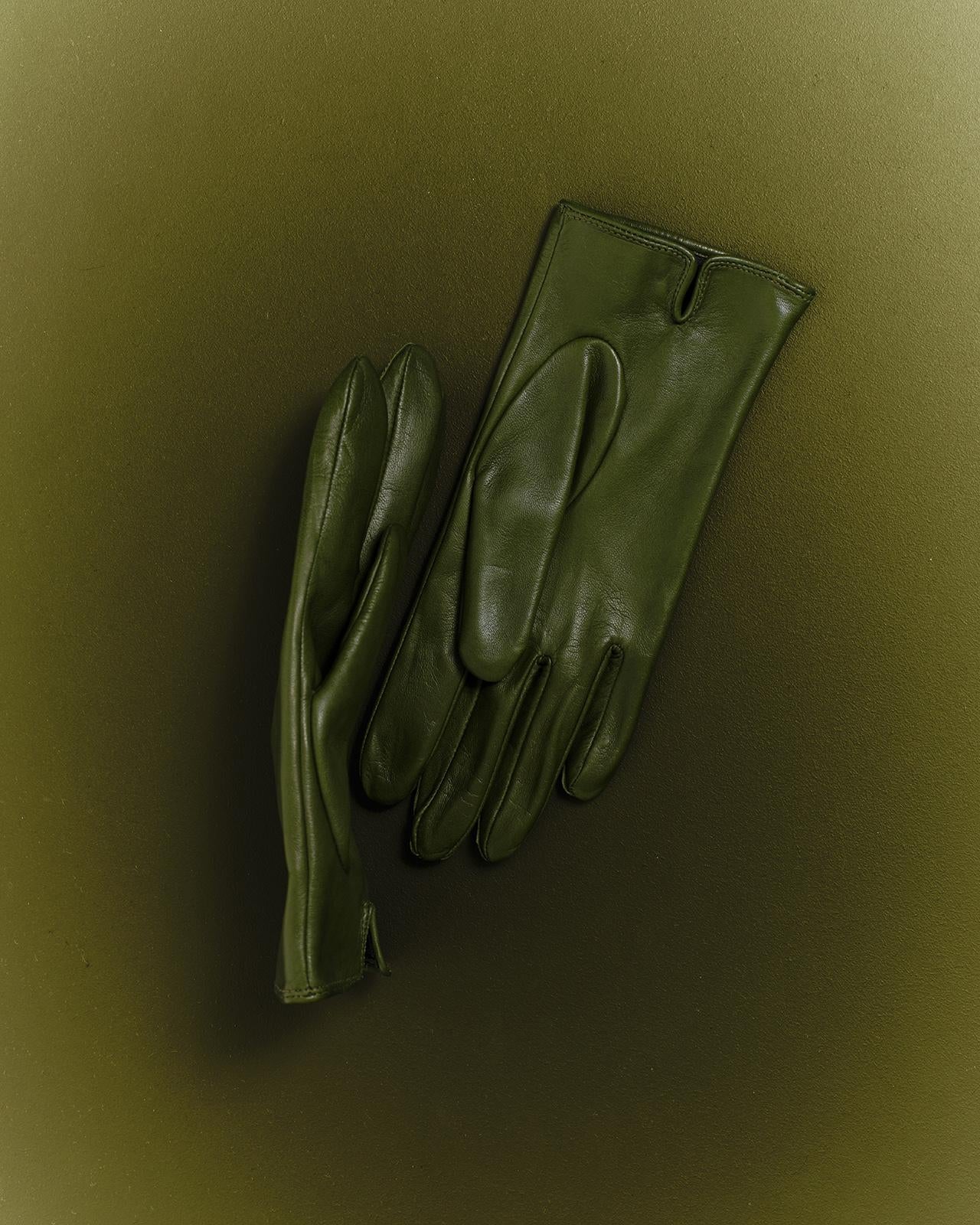 Accent color leather gloves