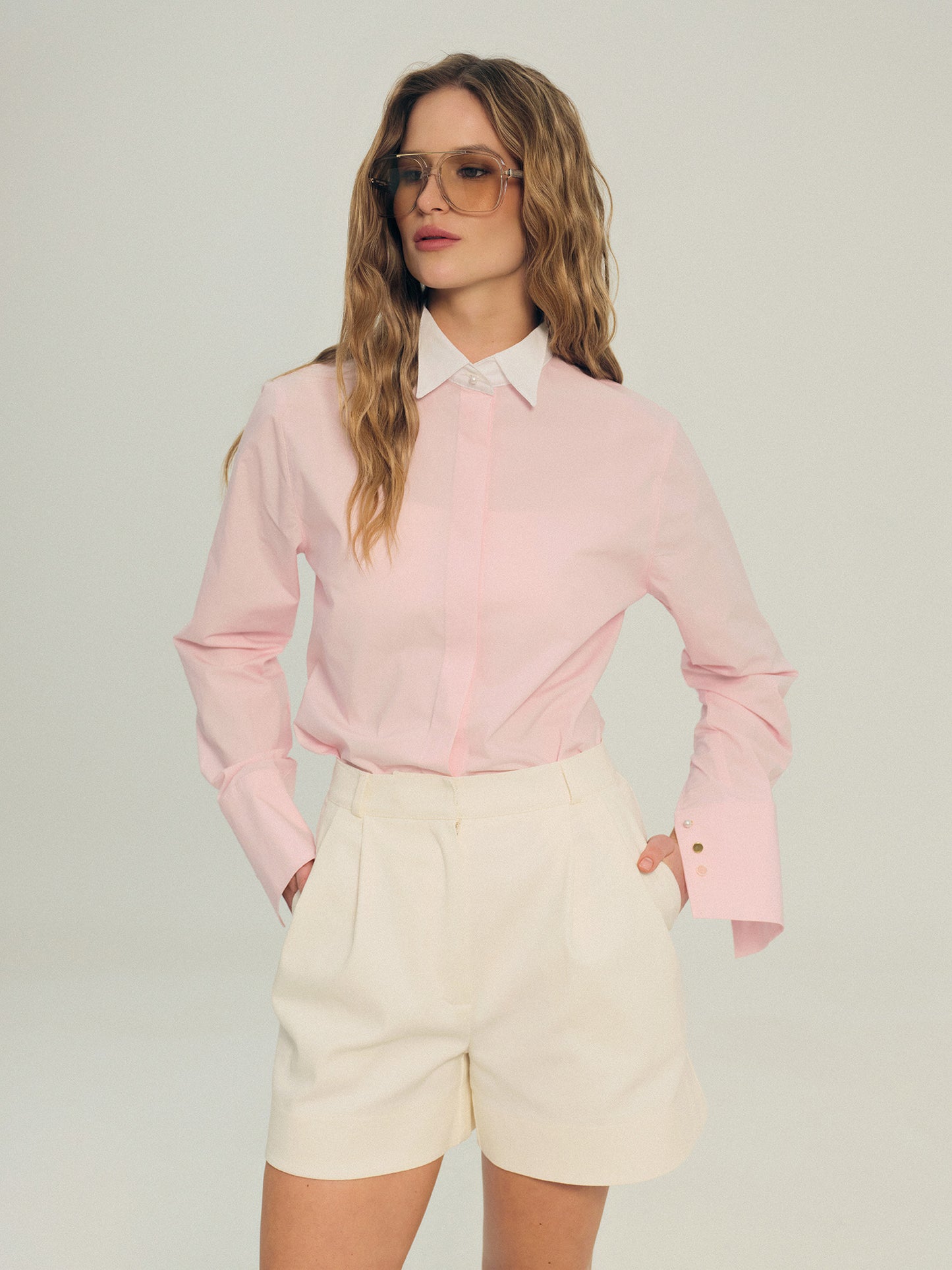 Classic fit shirt with accented white collar and buttoned cuffs in pale pink cotton