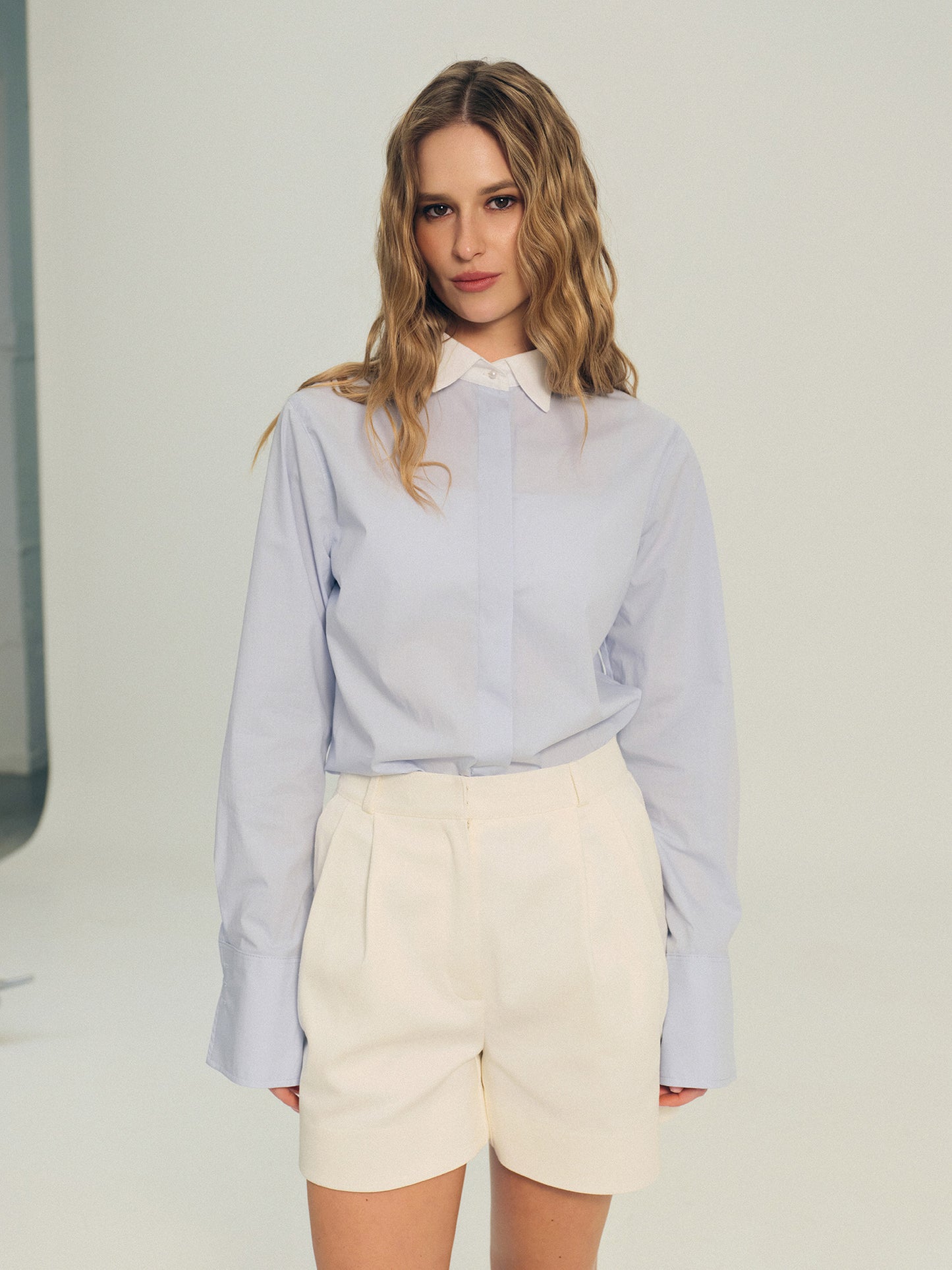 Regular fit shirt with accented white collar and buttoned cuffs in ice blue cotton