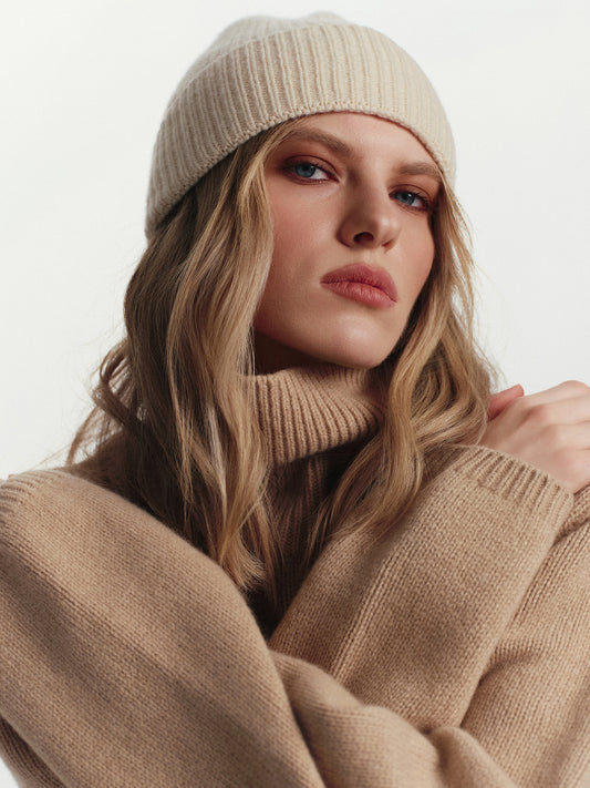 Beanie hat in soft ivory cashmere