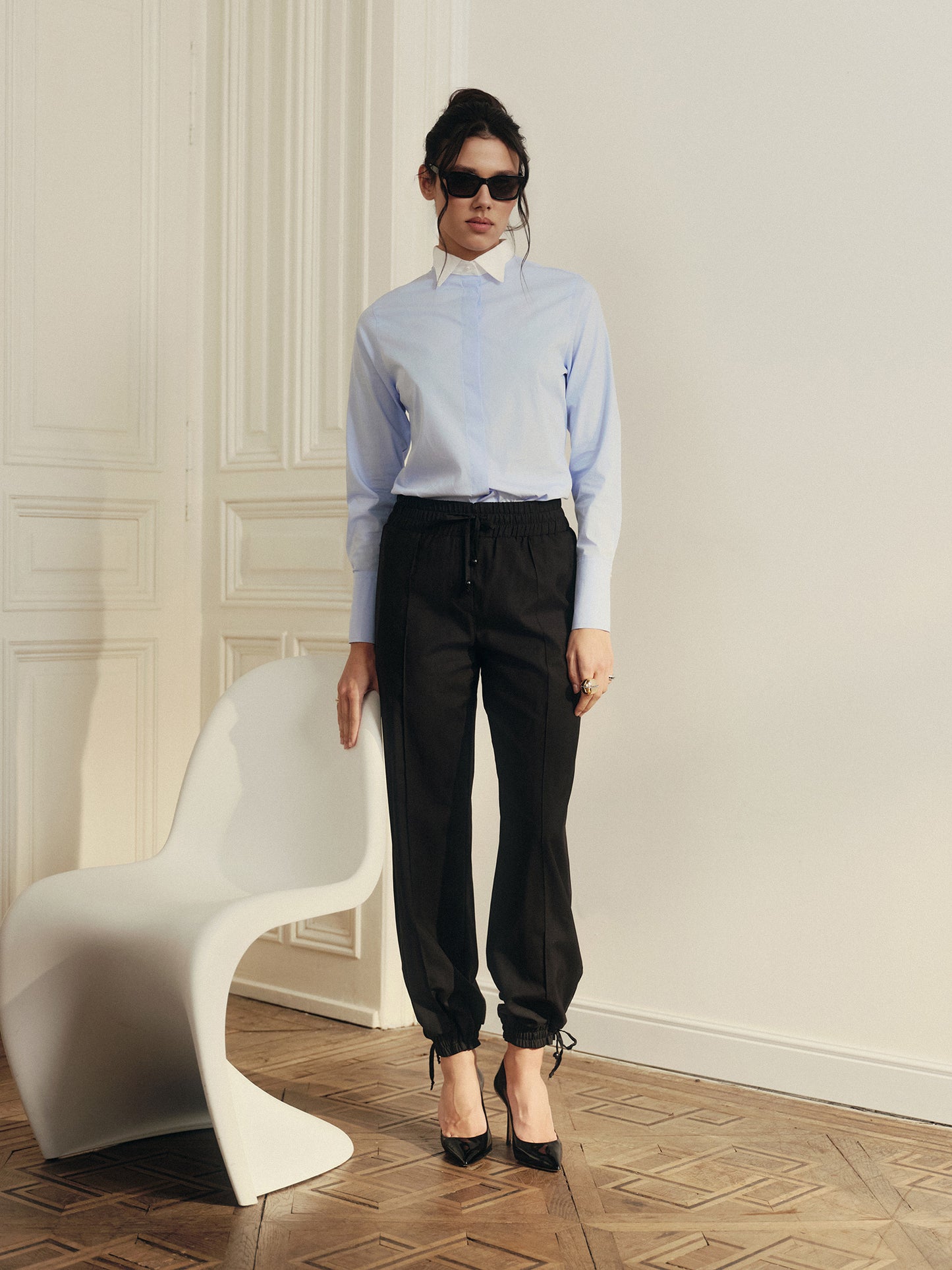 Classic fit cotton shirt with accented white collar and buttoned cuffs