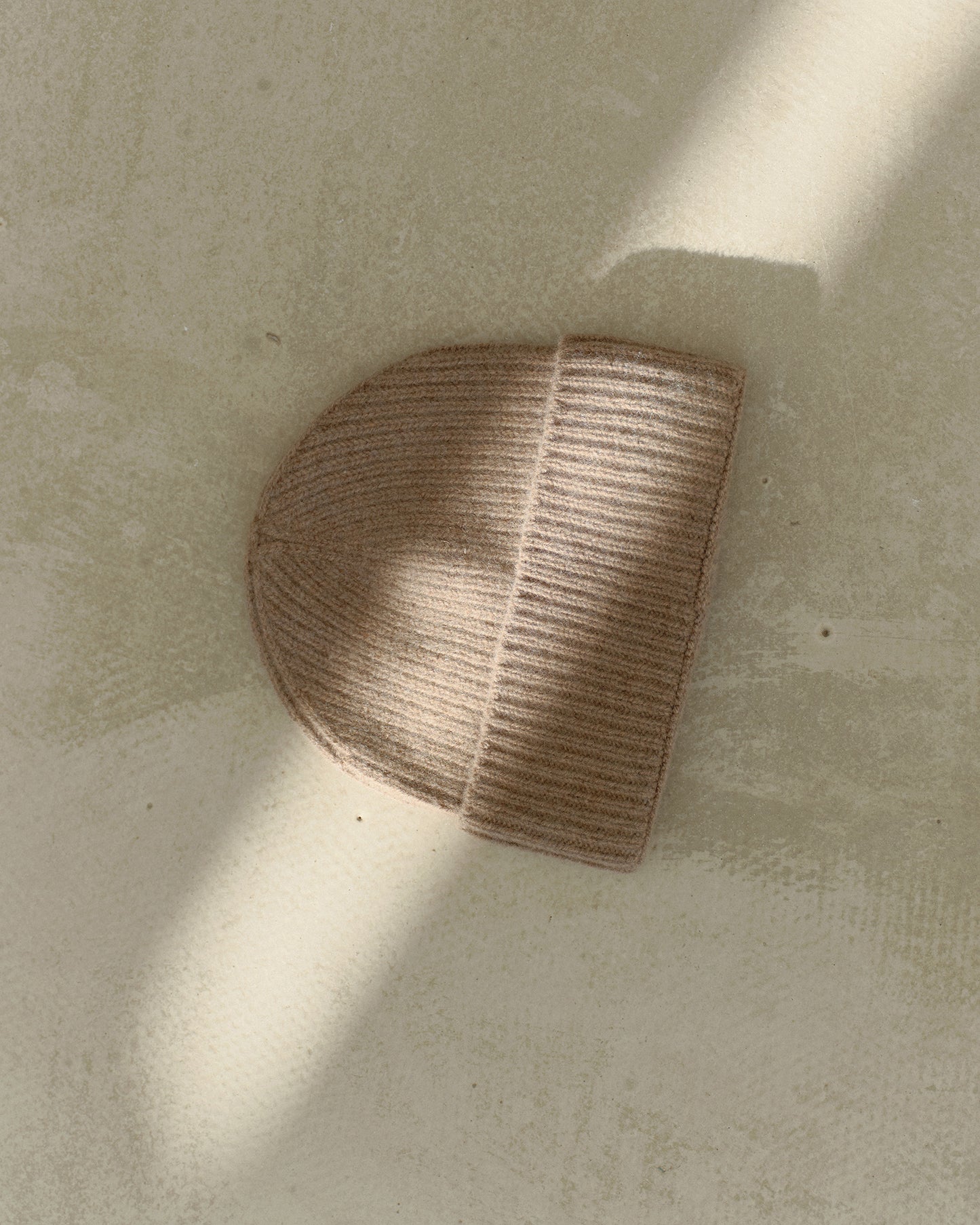 Beanie hat in cappuccino color cashmere