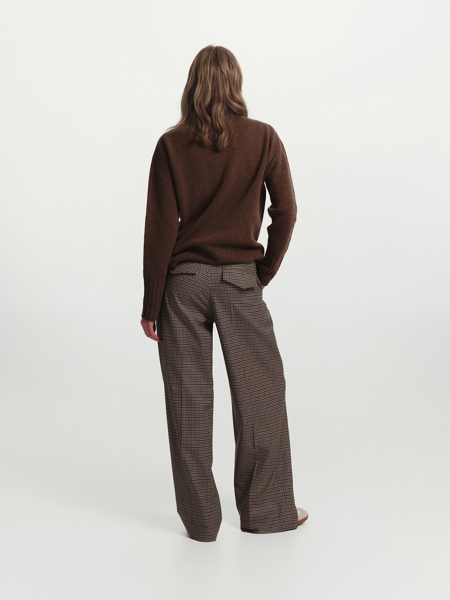 Crewneck contemporary fit cashmere sweater in tobacco