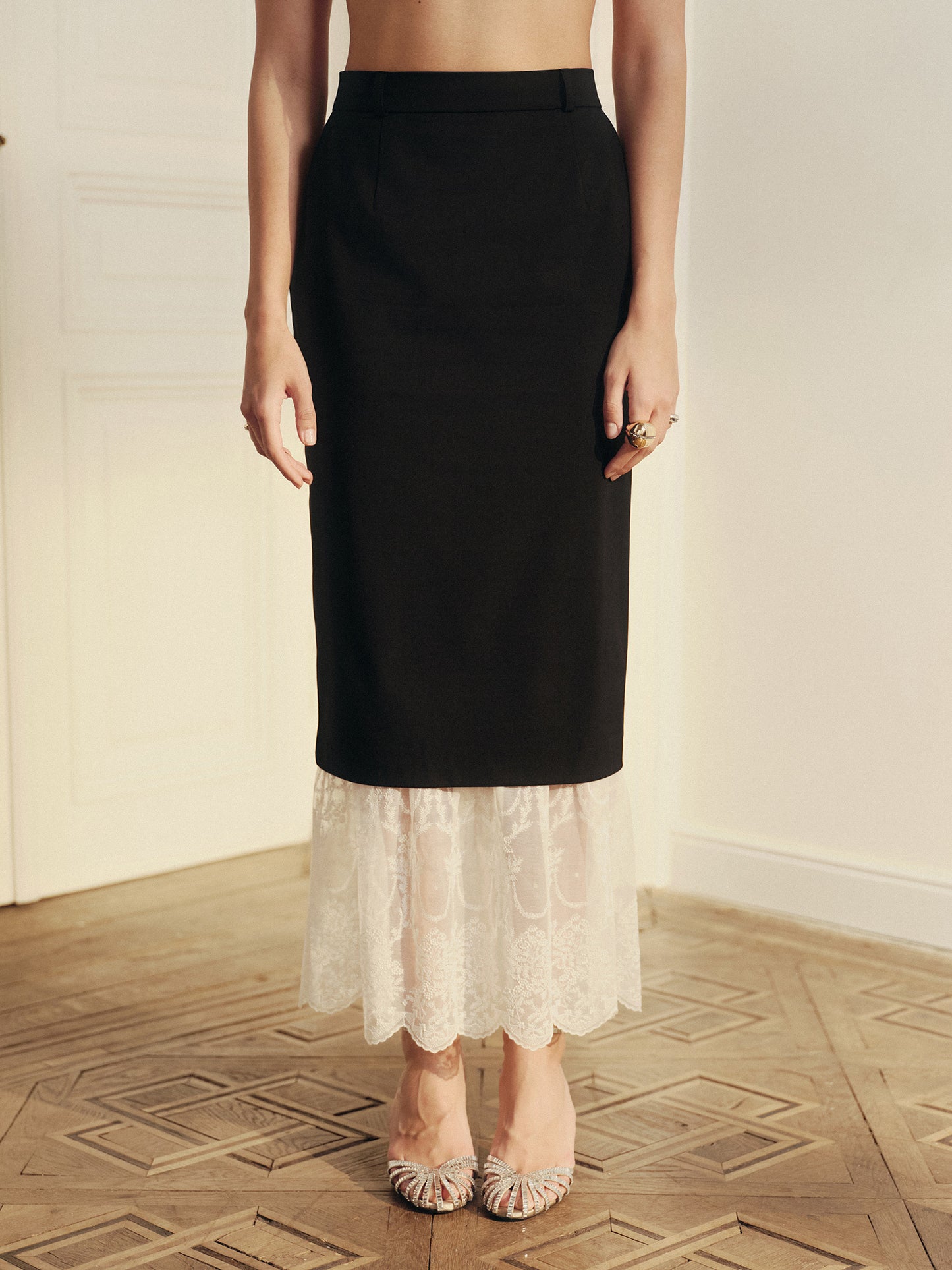 Slim fit wool skirt with accent lace trim