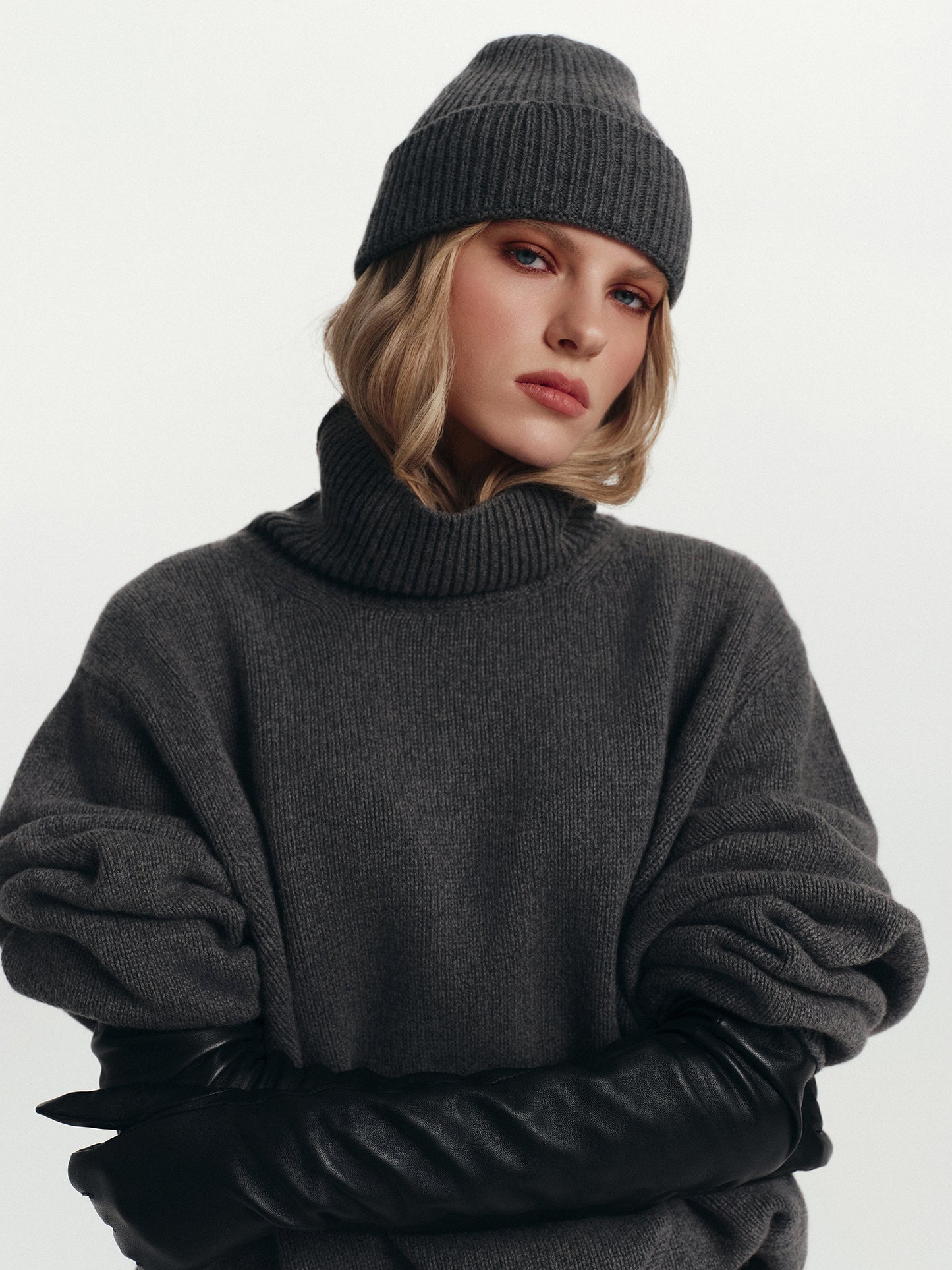 Beanie hat in deep-grey cashmere