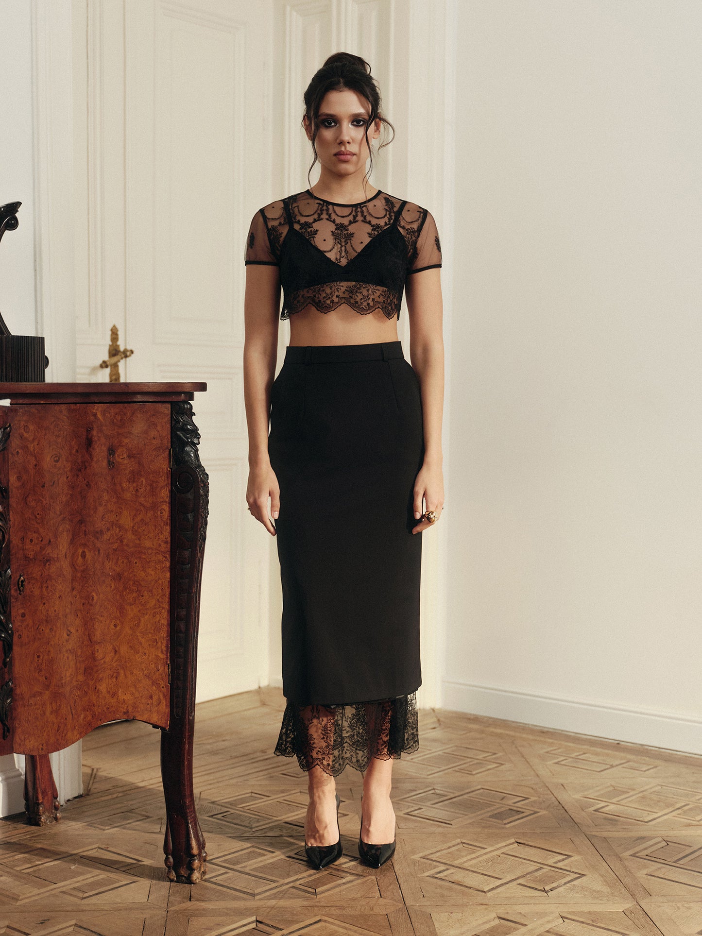 Mid-length wool skirt with back slit