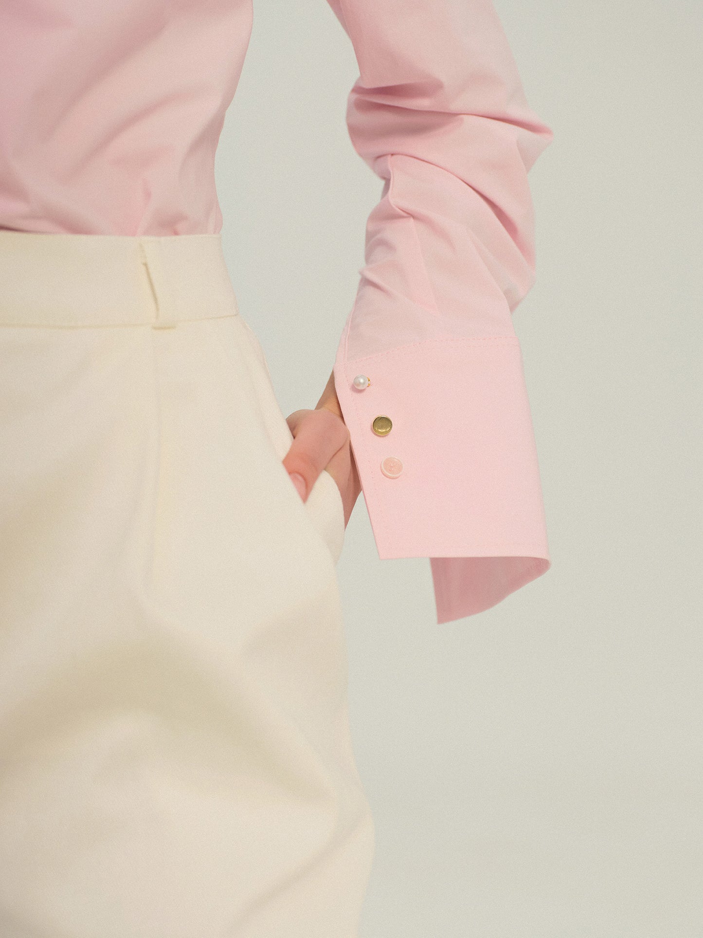 Classic fit shirt with accented white collar and buttoned cuffs in pale pink cotton