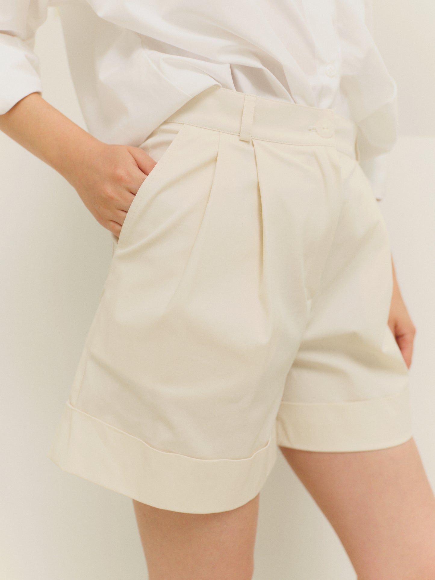 Regular fit shorts in vanilla cotton