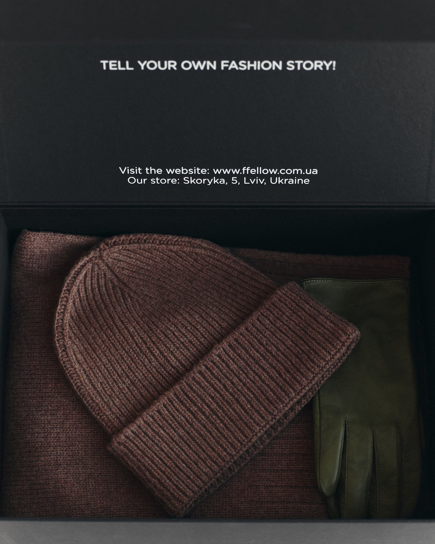 Accent color leather gloves