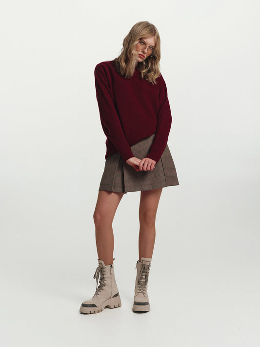 Regular fit round-neck cashmere sweater in burgundy