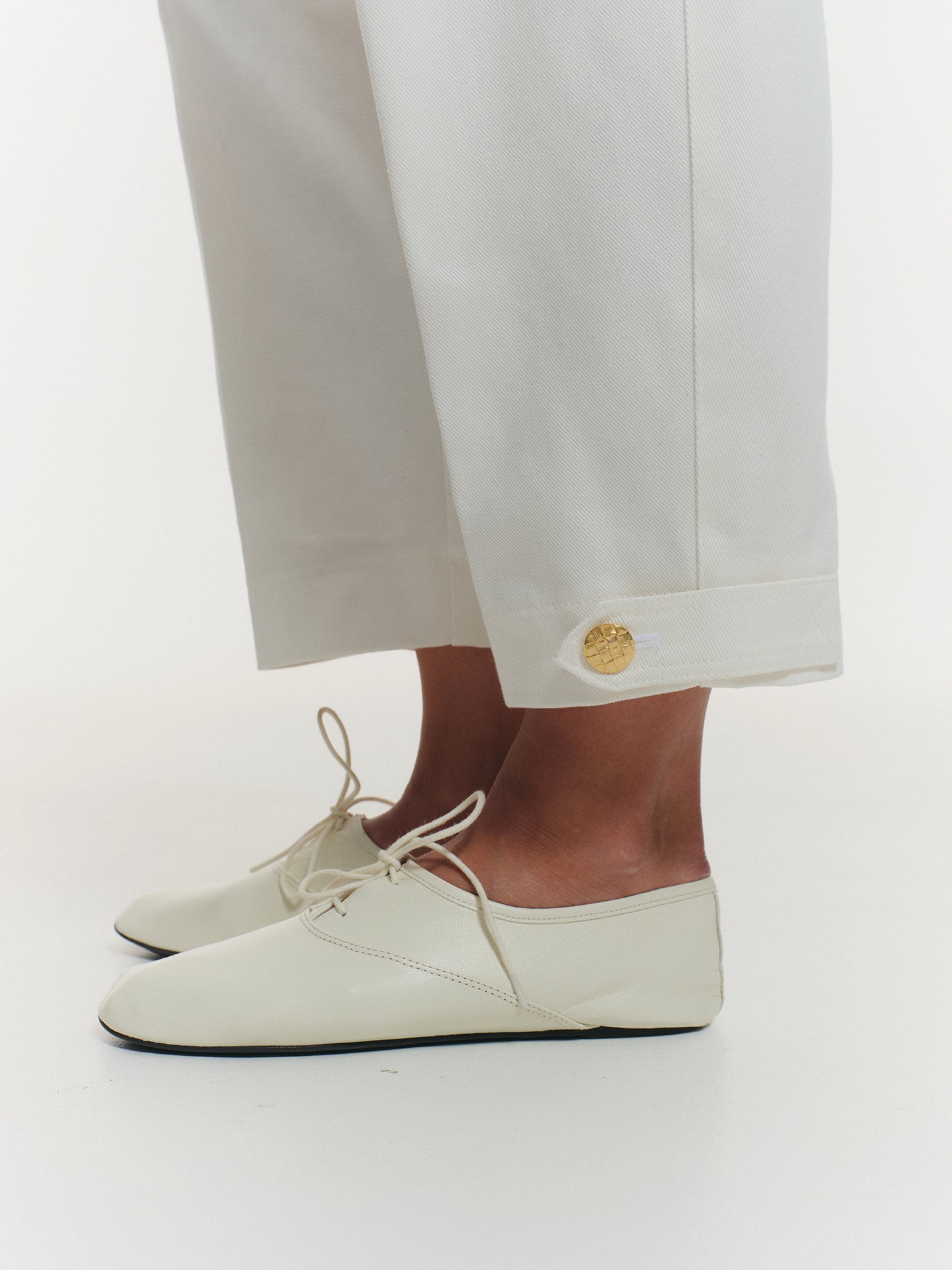 High waist banana pants with accent details in white cotton