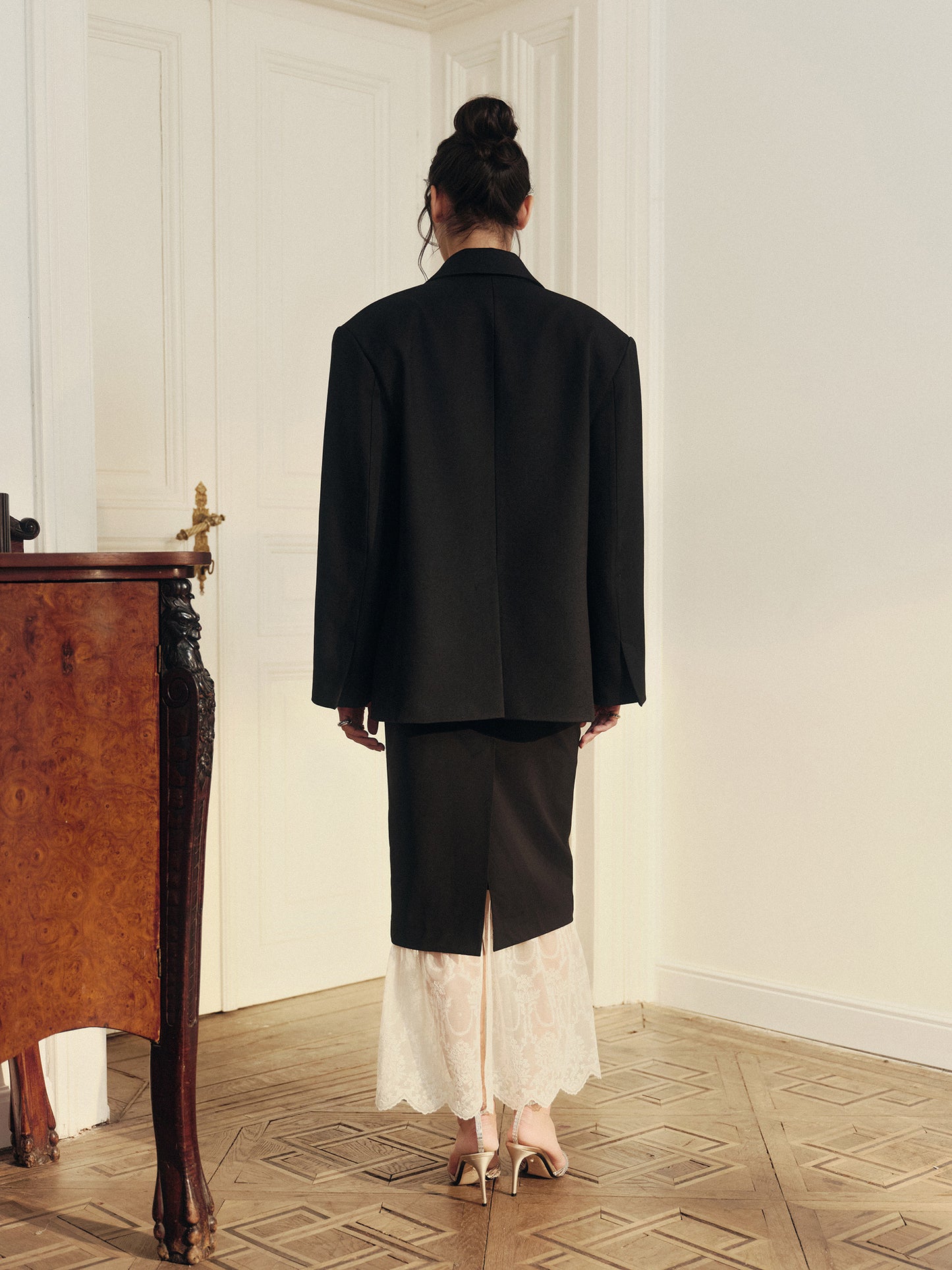 Slim fit wool skirt with accent lace trim