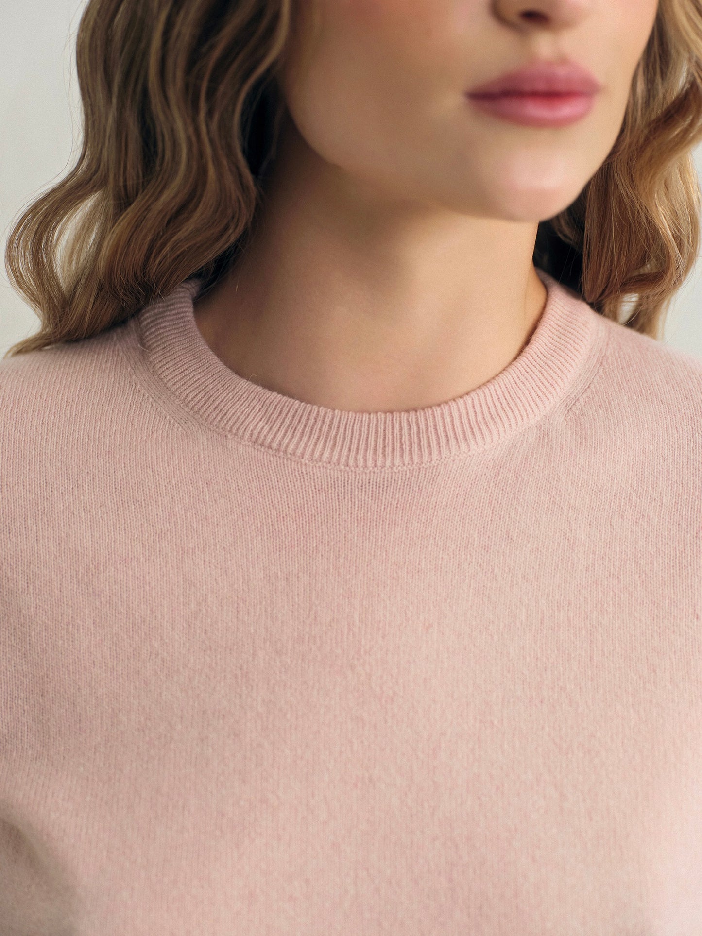 Cashmere short-sleeve knit top in pink powder