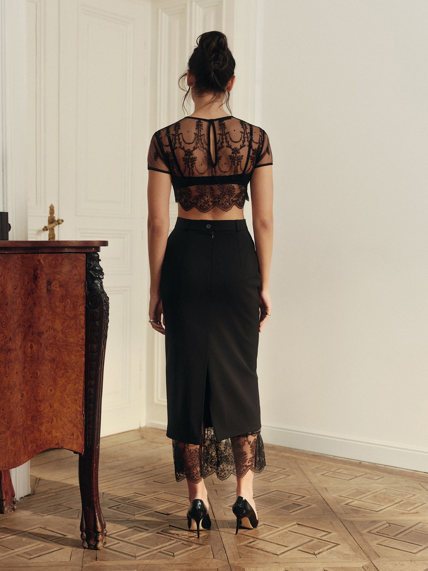 Mid-length wool skirt with back slit