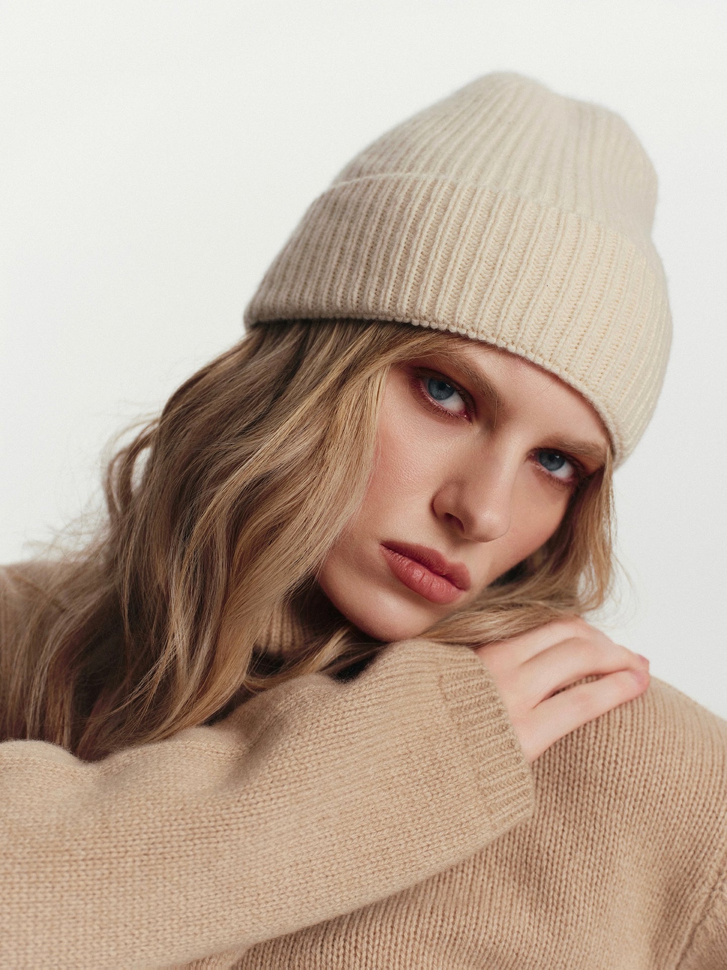Beanie hat in soft ivory cashmere