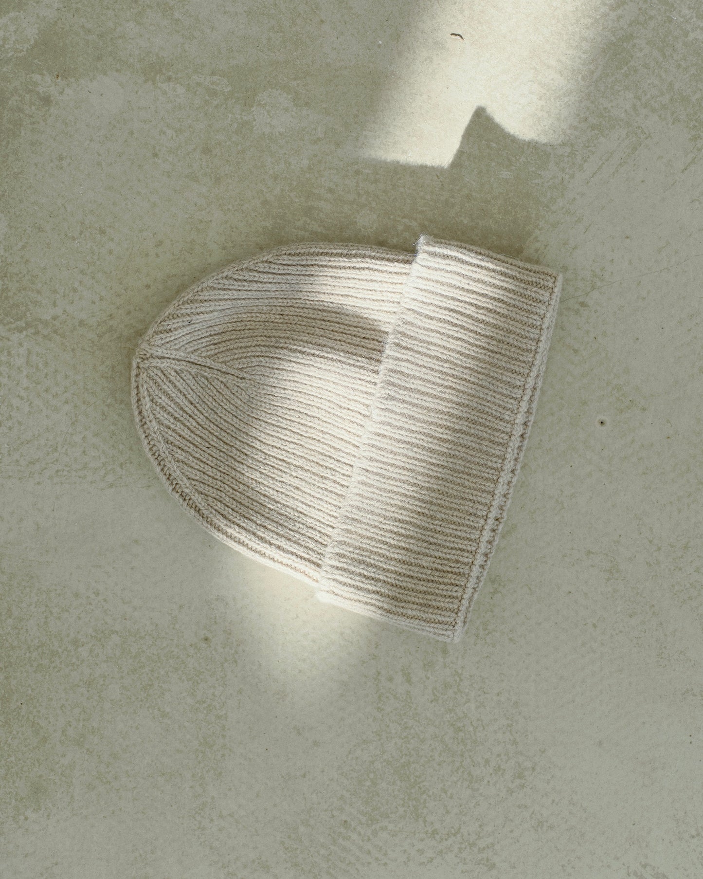 Cashmere beanie hat in cold light-beige