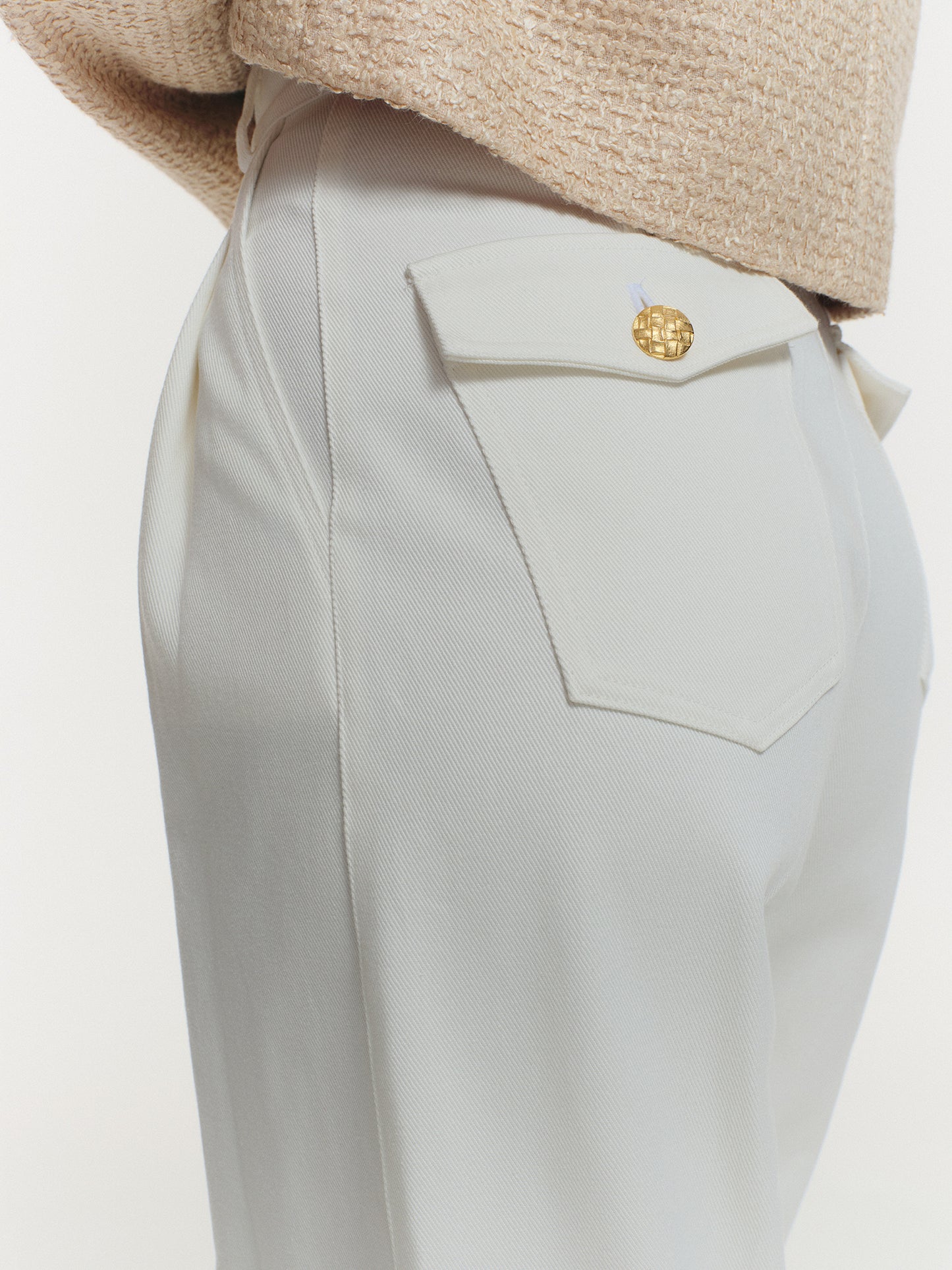 High waist banana pants with accent details in white cotton