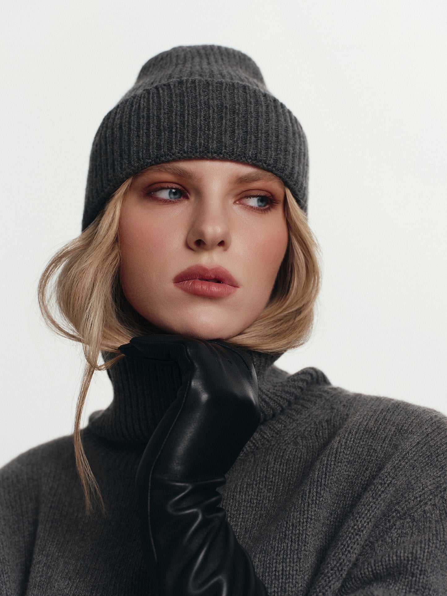 Beanie hat in deep-grey cashmere