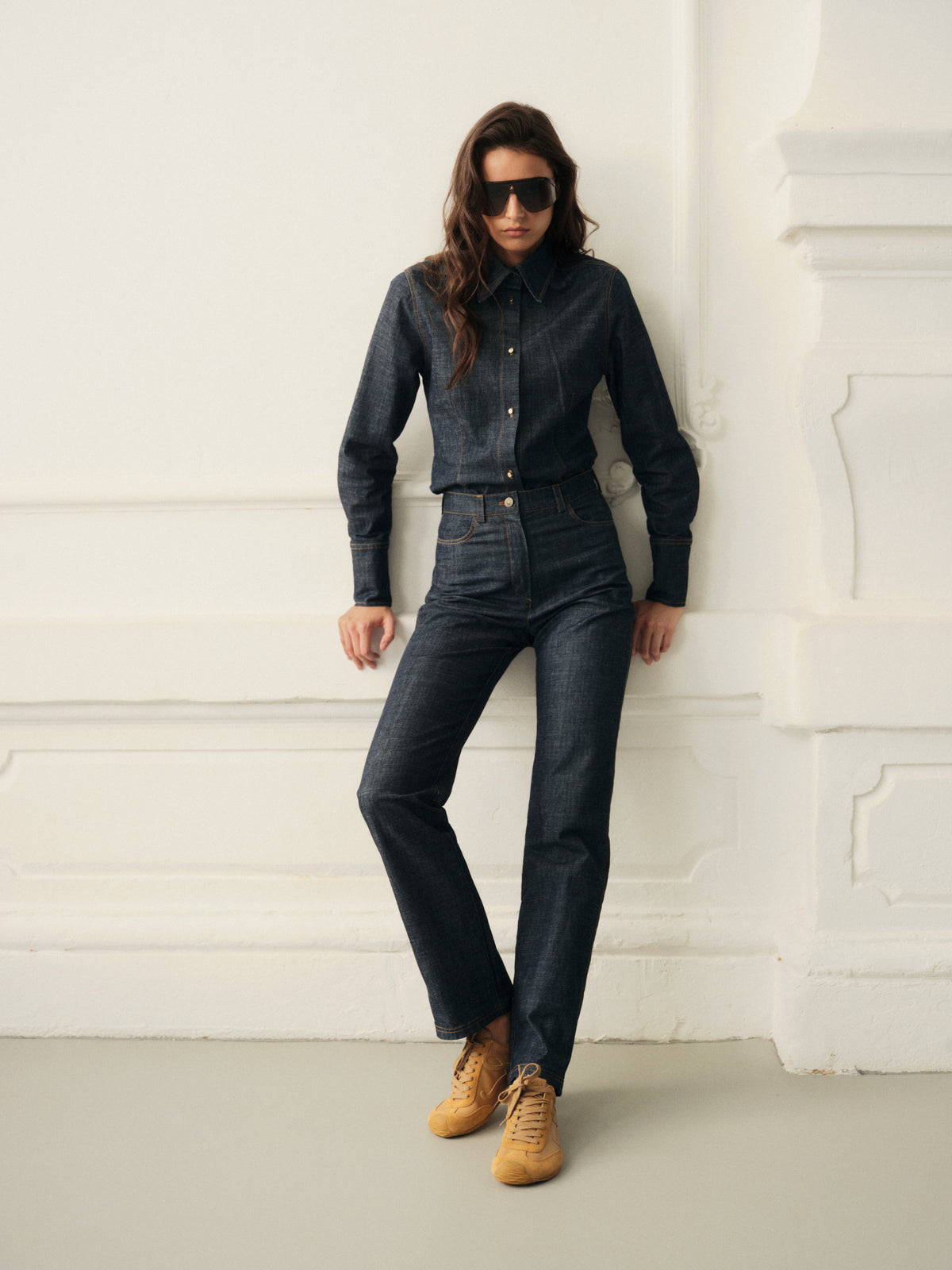 Two-piece set with iconic style jeans and matching shirt in raw denim