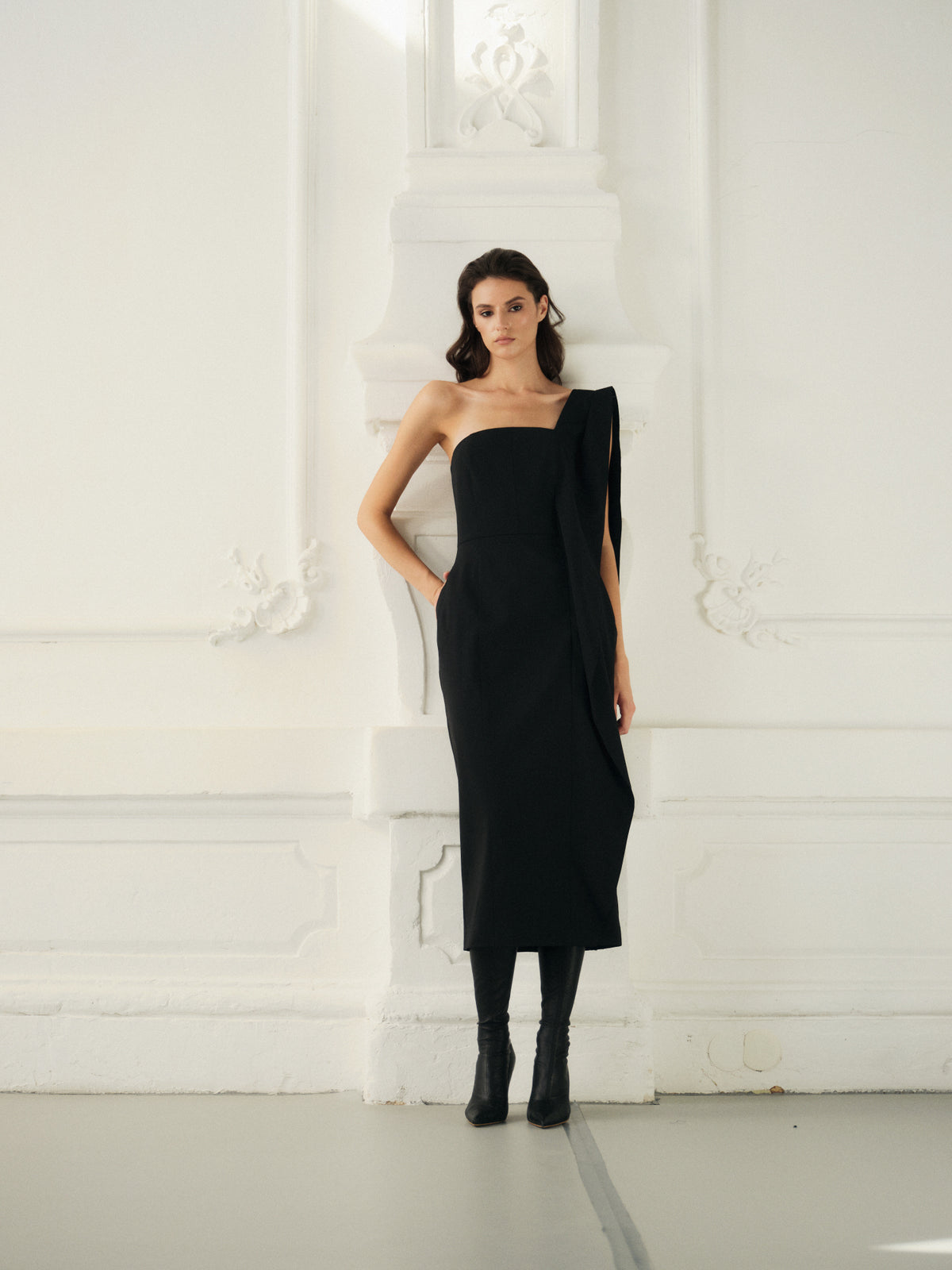 Bandeau-style midi dress with asymmetric overlay shoulder detail