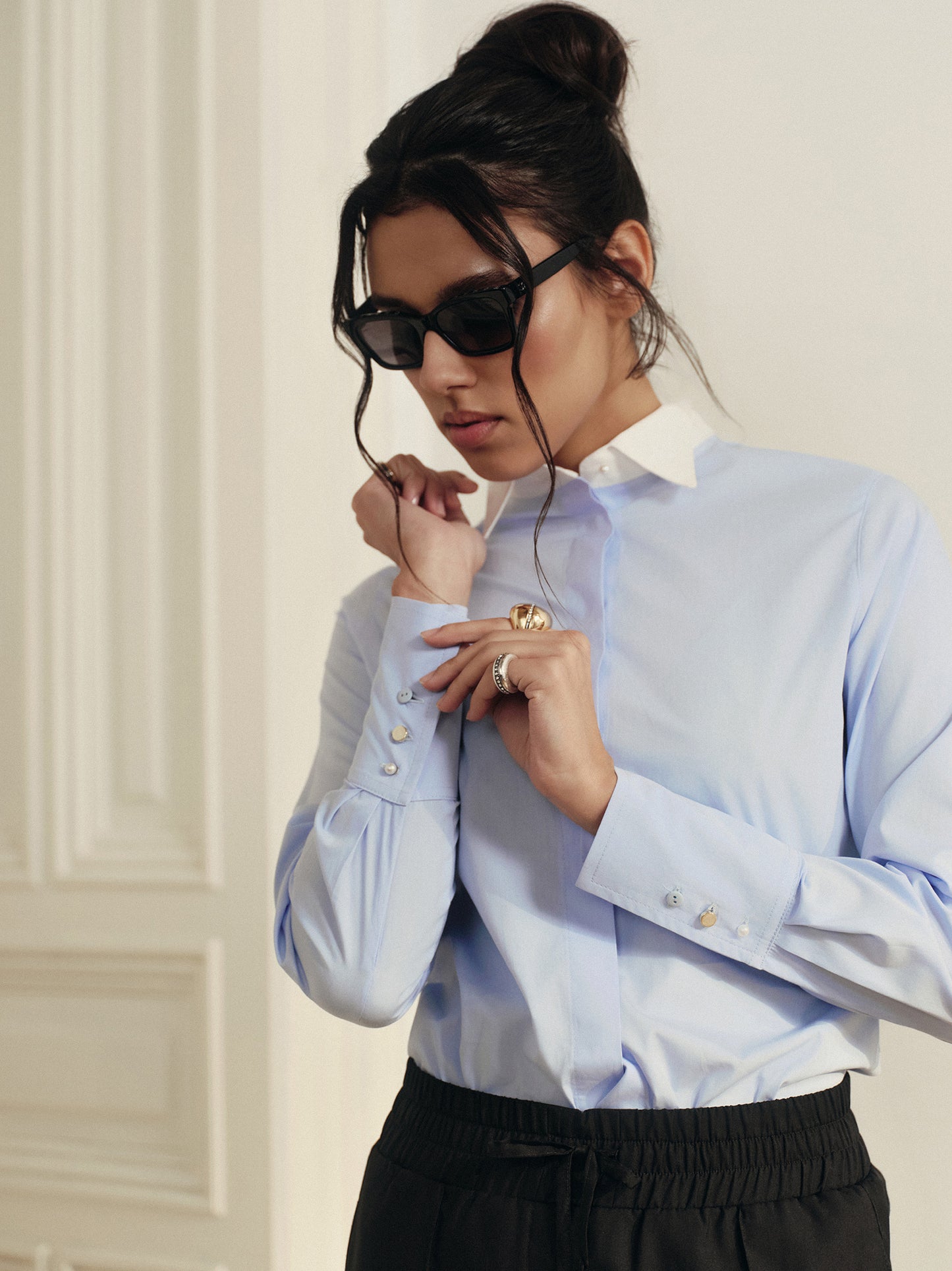 Classic fit cotton shirt with accented white collar and buttoned cuffs