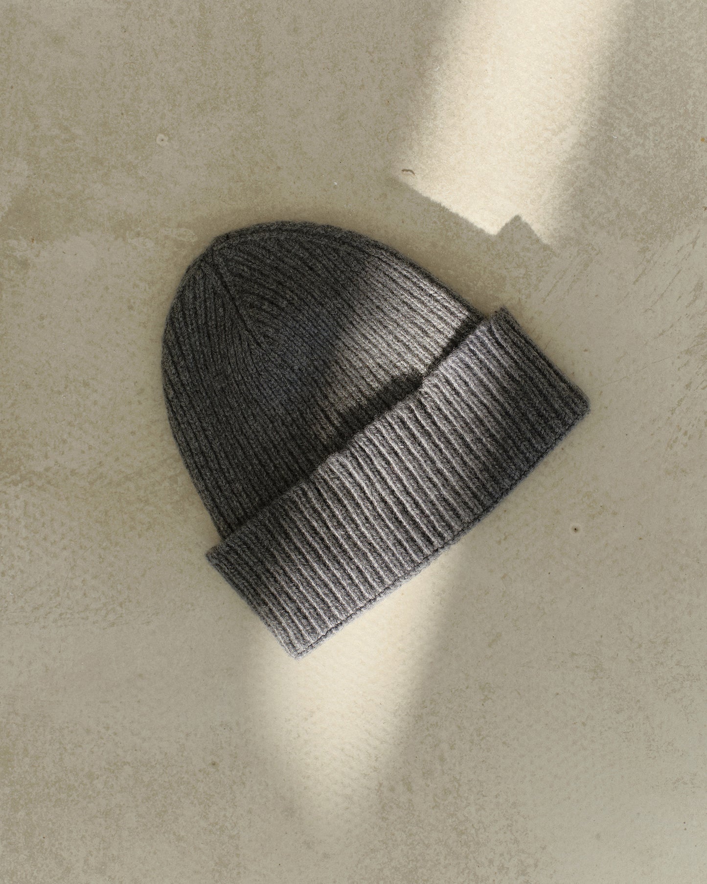 Beanie hat in deep-grey cashmere