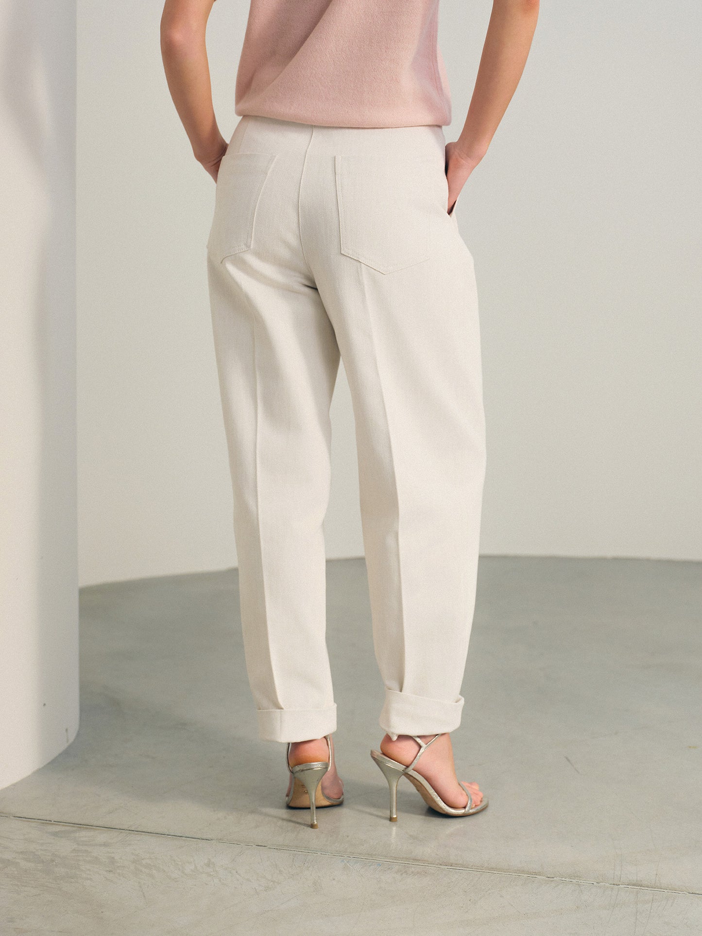 High waist banana pants with hem details in ivory white cotton