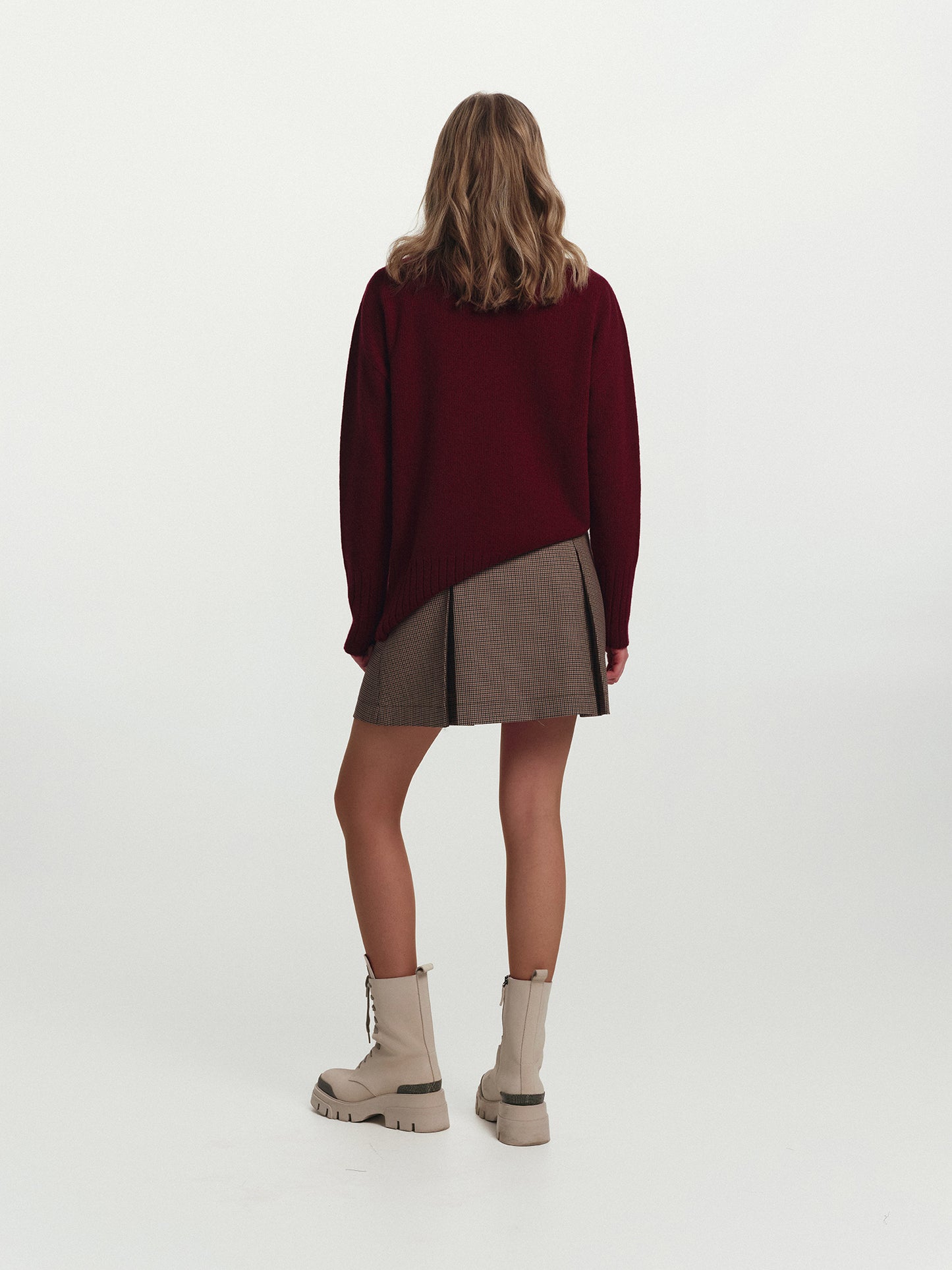 Regular fit round-neck cashmere sweater in burgundy