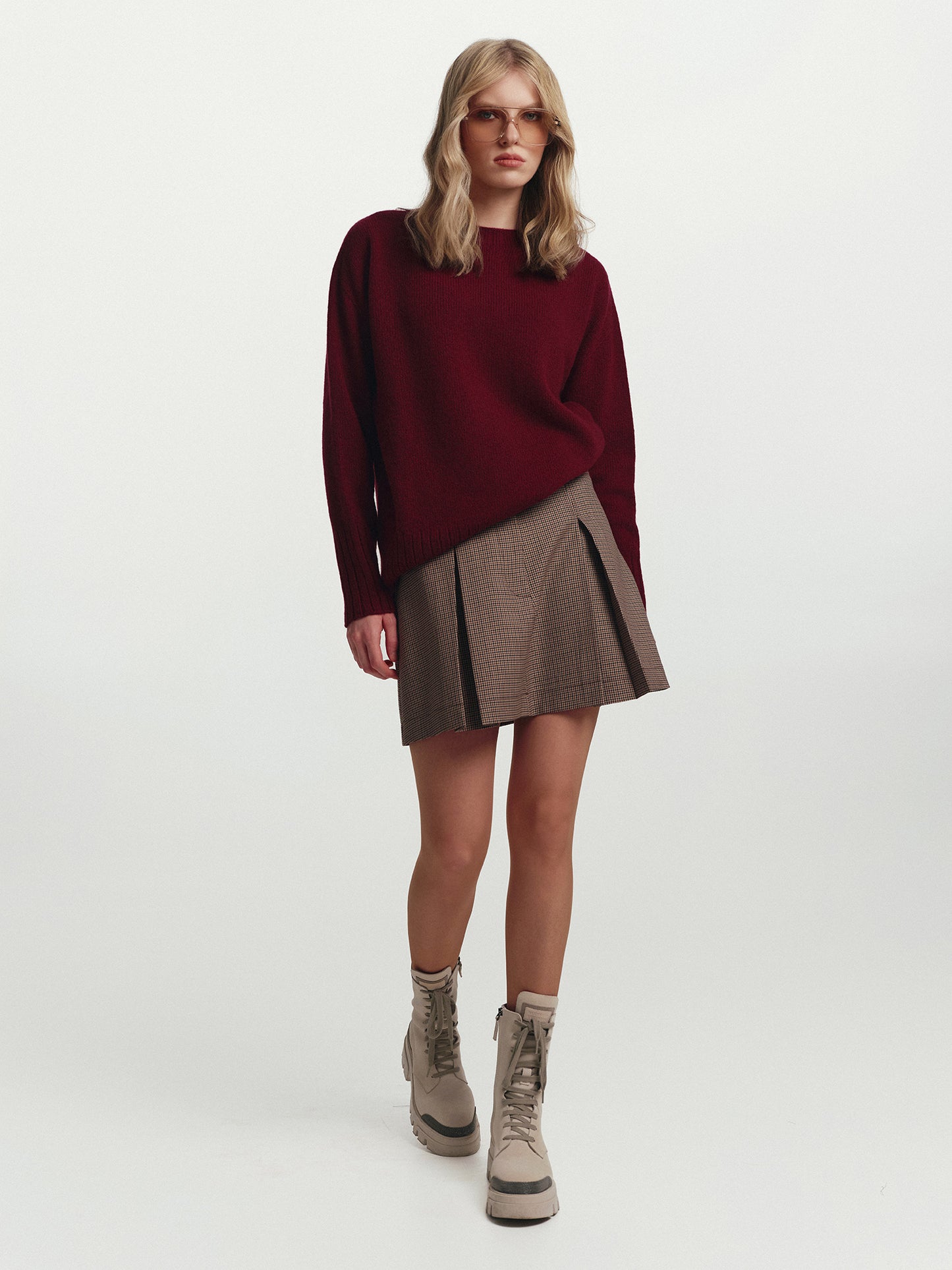 Regular fit round-neck cashmere sweater in burgundy